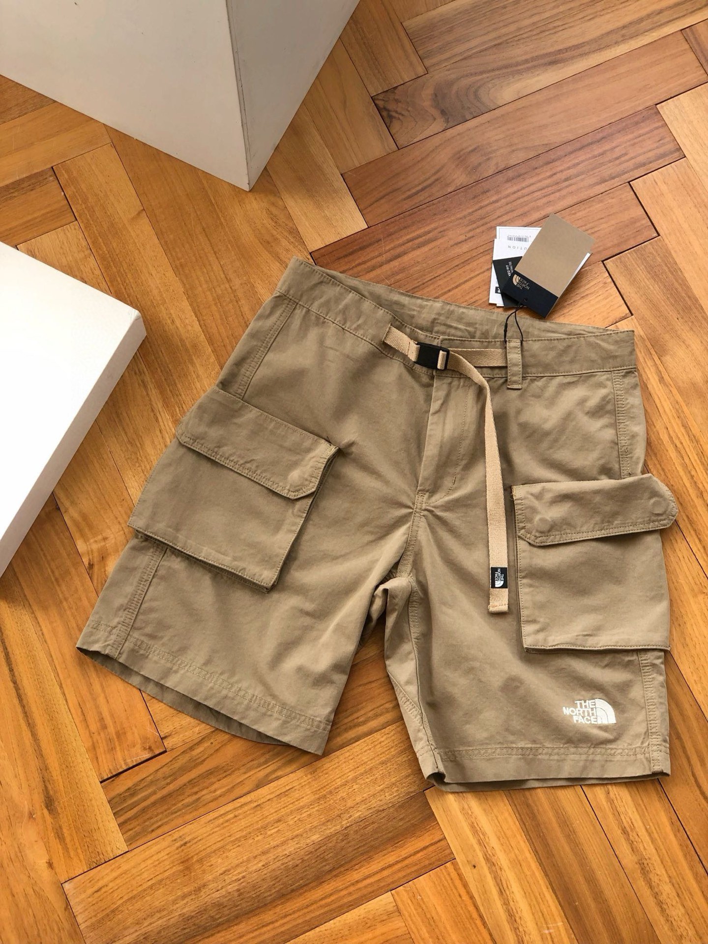 全码出货 供💰125🇷🇺The north face北面CITY SHORT 工装短裤🇷🇺
卡其 藏青
30-32-34-36-38
🌘立体大贴袋设计,客供百分百纯棉面料,亲肤舒适,垂坠有型,带一体式配套不可拆卸腰带可调节腰头
🌘客供定制激光logo五金,原厂YKK金属拉链,全套原版三标辅料
尺码表:
30: 腰围82裤长49臀围106
32: 腰围86裤长50臀围110
34: 腰围90 裤长51臀围114
36: 腰围94裤长52臀围118
38: 腰围98裤长53臀围122