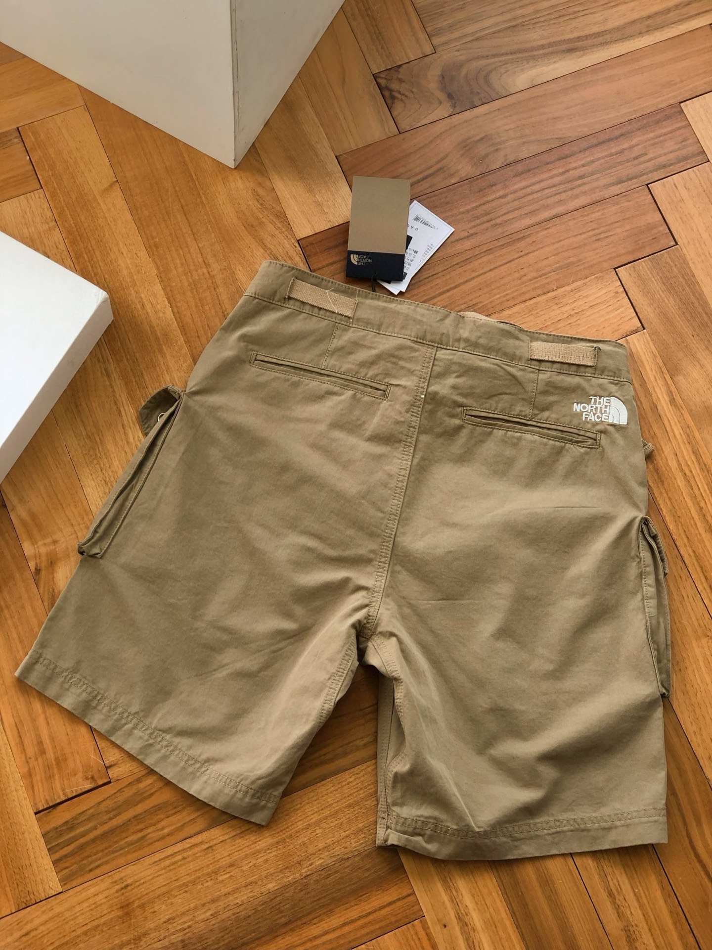 全码出货 供💰125🇷🇺The north face北面CITY SHORT 工装短裤🇷🇺
卡其 藏青
30-32-34-36-38
🌘立体大贴袋设计,客供百分百纯棉面料,亲肤舒适,垂坠有型,带一体式配套不可拆卸腰带可调节腰头
🌘客供定制激光logo五金,原厂YKK金属拉链,全套原版三标辅料
尺码表:
30: 腰围82裤长49臀围106
32: 腰围86裤长50臀围110
34: 腰围90 裤长51臀围114
36: 腰围94裤长52臀围118
38: 腰围98裤长53臀围122