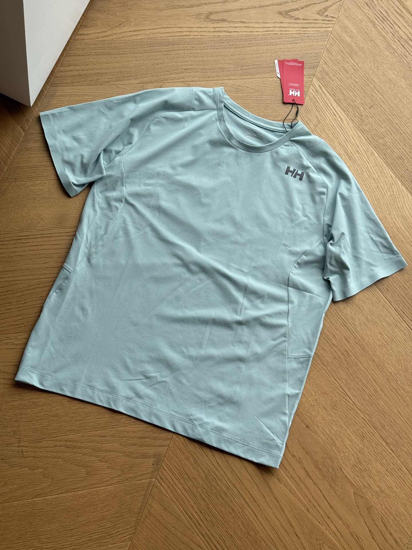 供💰115 🇷🇺海丽汉森HELLYHANSEN Running系列跑步运动健身短袖tee🇷🇺
黑色 灰色 绿色
M~3xl
🌘凉感科技速干索罗那面料,上身简单有型,不紧绷,舒适感拉满!胸前有HH反光标识加上后背的ARCV系列,夜间运动也安全,
尺码表:
胸围 肩宽 摆围 衣长
m 102 43 98 67
l 106 44 102 69
xl 110 46 106 71
2Xl 114 47 110 73
3Xl 119 49 115 75