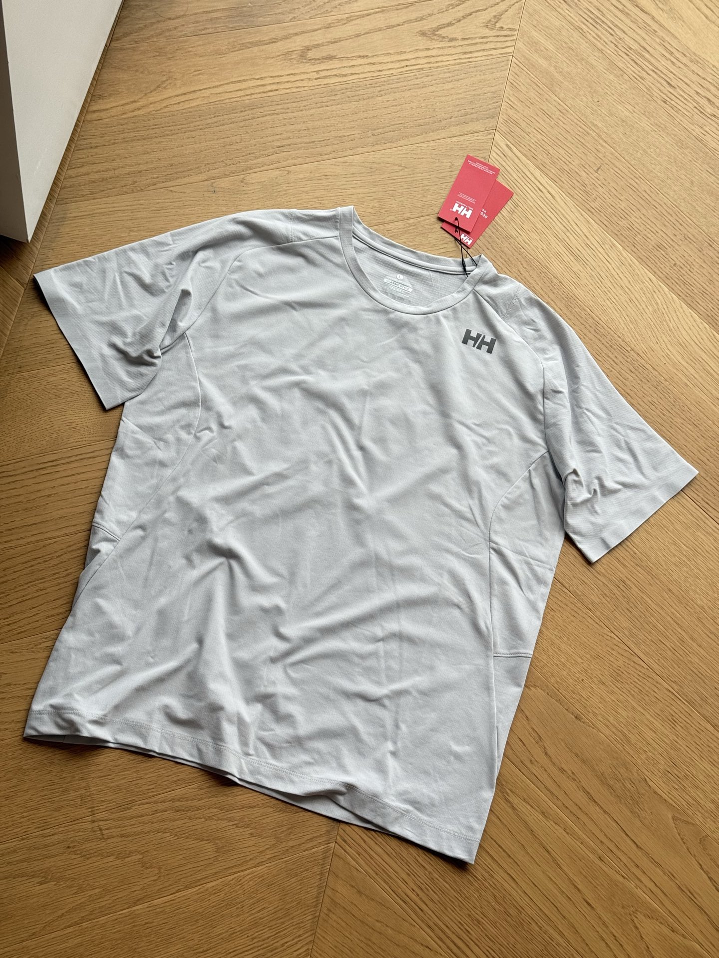 供💰115 🇷🇺海丽汉森HELLYHANSEN Running系列跑步运动健身短袖tee🇷🇺
黑色 灰色 绿色
M~3xl
🌘凉感科技速干索罗那面料,上身简单有型,不紧绷,舒适感拉满!胸前有HH反光标识加上后背的ARCV系列,夜间运动也安全,
尺码表:
胸围 肩宽 摆围 衣长
m 102 43 98 67
l 106 44 102 69
xl 110 46 106 71
2Xl 114 47 110 73
3Xl 119 49 115 75