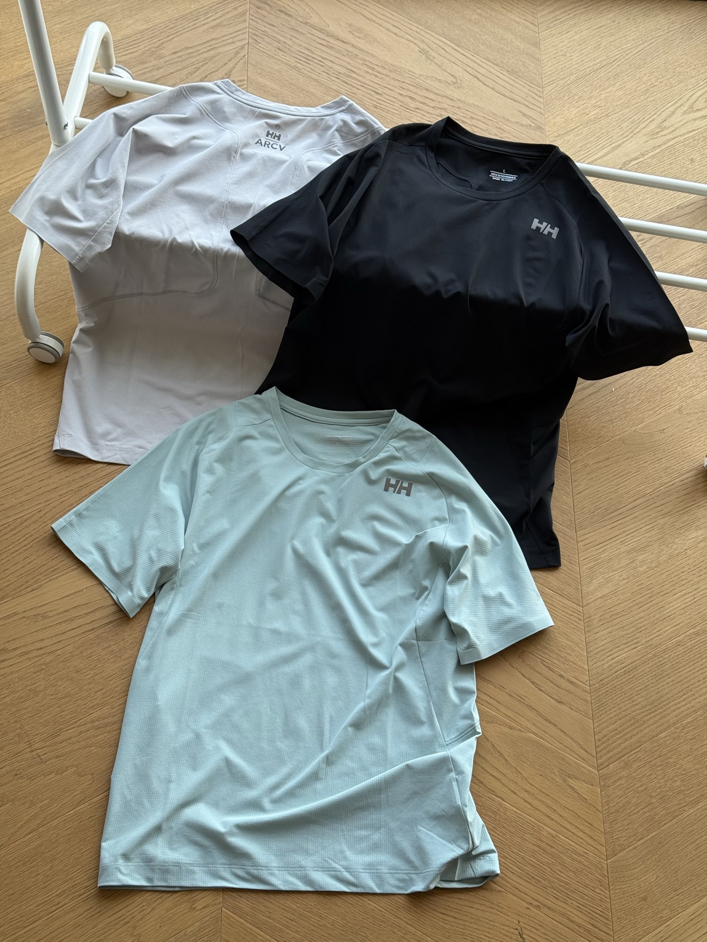 供💰115 🇷🇺海丽汉森HELLYHANSEN Running系列跑步运动健身短袖tee🇷🇺

黑色 灰色 绿色
M~3xl

🌘凉感科技速干索罗那面料，上身简单有型，不紧绷，舒适感拉满！胸前有HH反光标识加上后背的ARCV系列，夜间运动也安全，

尺码表：
          胸围      肩宽       摆围      衣长 
m       102         43        98         67
l         106         44        102        69
xl        110         46        106        71
2Xl      114         47        110         73
3Xl      119         49        115         75