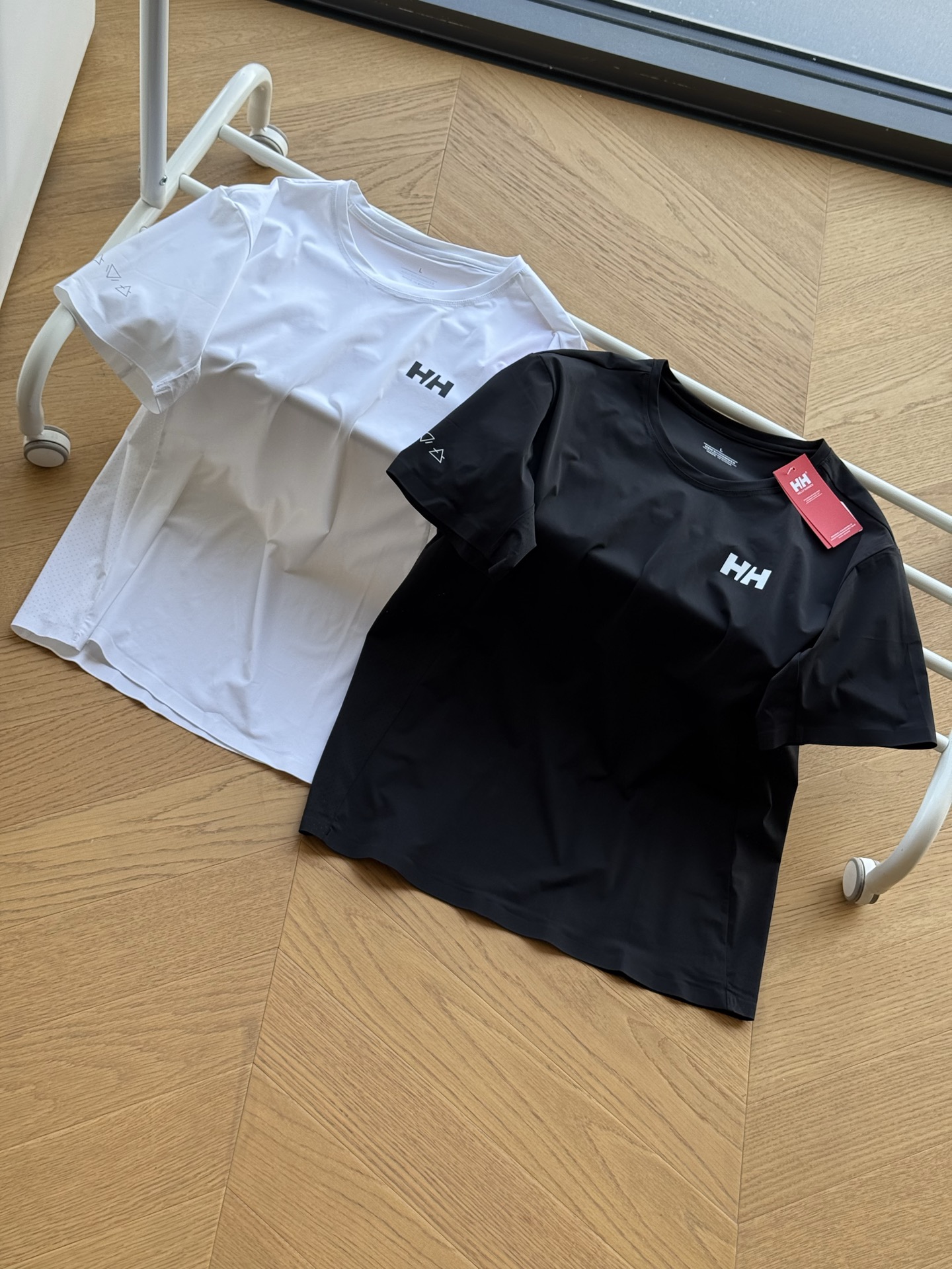 供💰115 🇷🇺 HELLYHANSEN海丽汉森 冰感压胶网布拼接 速干短袖tee🇷🇺
黑色 白色
M~3xl
🌘科技感速干冰感面料,上身两侧激光打扣设计,超级凉快排汗,网布拼接,基础小标logo,简约轻奢.
尺码表:
胸围 肩宽 下摆 衣长
m 101 42.6 98 66.5
L 105 44.2 102 68.5
Xl 109 45.8 106 70.5
2xl 113 47.4 110 72.5
3XL 118 49.2 115 74.5