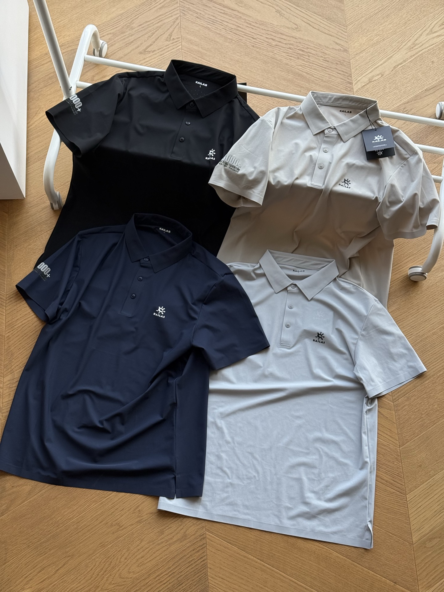 供 🇷🇺KAILAS凯乐石 登山纪念款 凉感无痕 防晒运动徒步登山短袖POLO衫🇷🇺 黑色 藏青 卡其 灰色 M~3xl 🌘定织户外科技凉感面料,后背激光微孔矩阵,速干透气,手臂8000米登山纪念logo,胸前3D太阳LOGO,冰丝无痕,独属于夏天的顶级触感~ 尺码表: M【100-115斤】衣长65 胸围100 肩宽43.5 L【115-130斤】衣长67 胸围104 肩宽45 Xl【130-145斤】衣长69 胸围108 肩宽46.5 Xxl【145-165斤】衣长71 胸围112 肩宽48 3xl【165-185斤】衣长73 胸围116 肩宽49.5