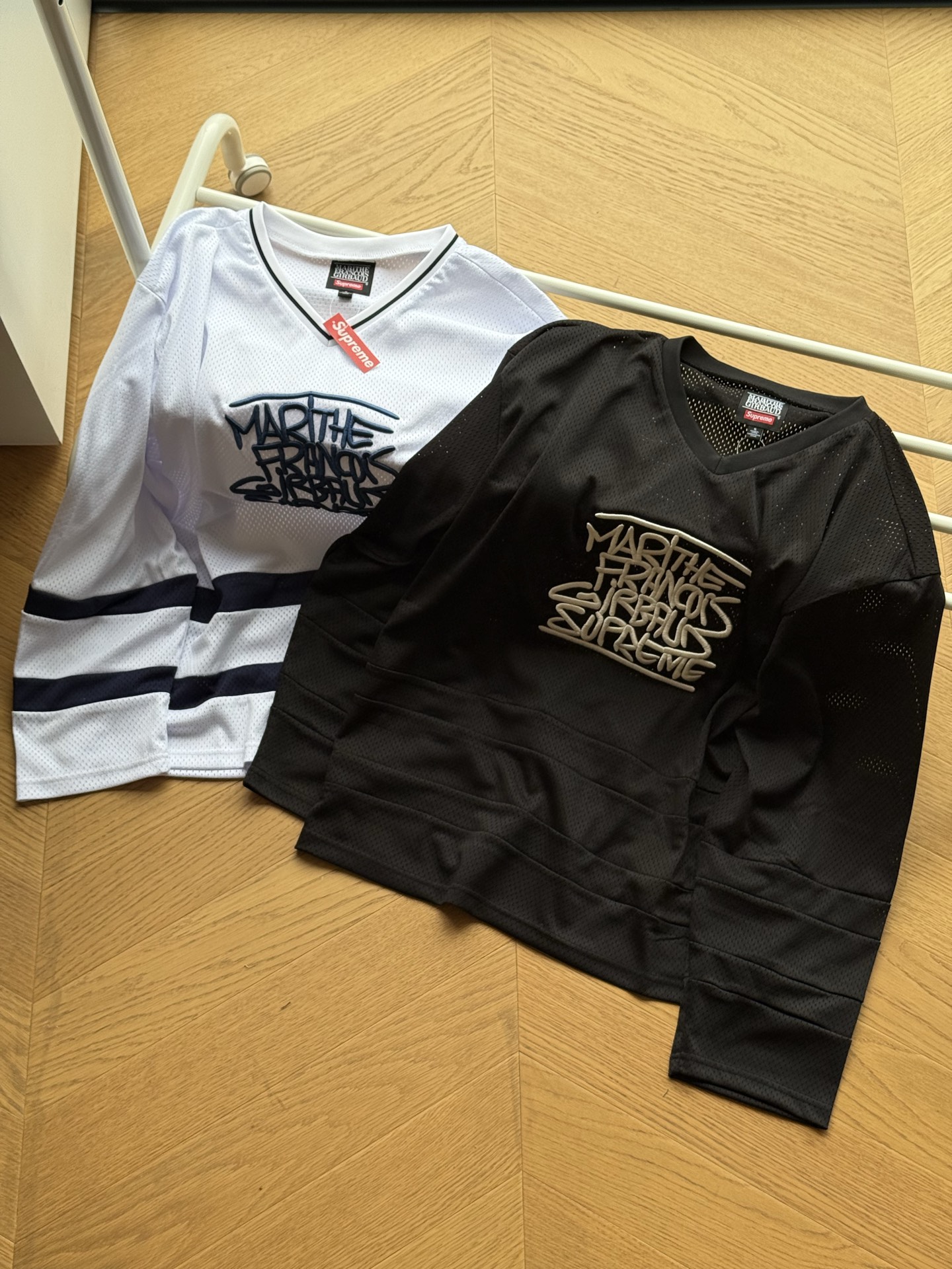 供 🇷🇺Supreme Marithé François Girbaud 联名款 胸前刺绣logo宽松网眼美式冰球衫球衣🇷🇺男女同款 S~xl 黑色 白色 🌘原版260克网眼面料,v领设计,胸口定位刺绣字母logo,阔版版型. 尺码表:175 120穿s穿松 S:胸围118 衣长71 肩宽53 M:胸围122 衣长73 肩宽55 L:胸围126 衣长75 肩宽57 xl:胸围130 衣长77 肩宽59