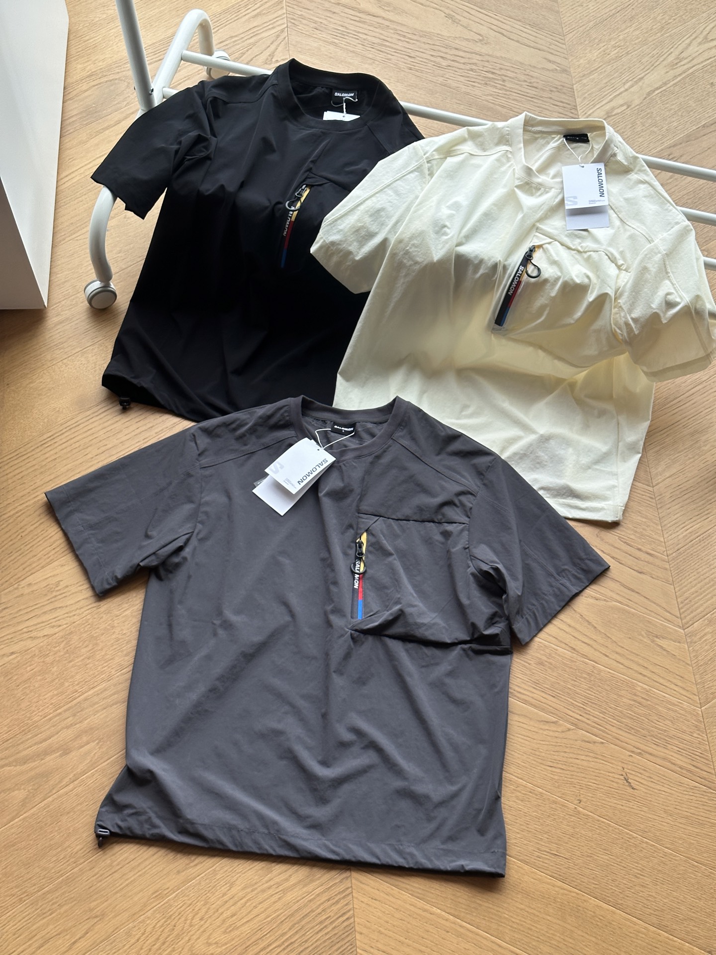 供💰110 🇷🇺Salomon萨洛蒙户外山野型格UNI BLAST系列 赛旗拉链口袋 宽松速干圆领短袖Tee🇷🇺男女同款

淡黄  灰色  黑色
S~xl 

🌘胸前小巧却醒目的品牌logo，是专业户外精神与都市时尚的精妙融合，不张扬却自带辨识度。SALOMON拉链口袋位置，源于赛道 破圈新生 RACEFLAG 品牌标志性三色赛旗标，高辨识度撞色设计

尺码表：
S：肩宽46   胸围108   衣长64   建议130左右

M：肩宽47   胸围112   衣长66   建议150左右

L：肩宽48   胸围116   衣长68   建议170左右

XL：肩宽49   胸围120   衣长70   建议190左右