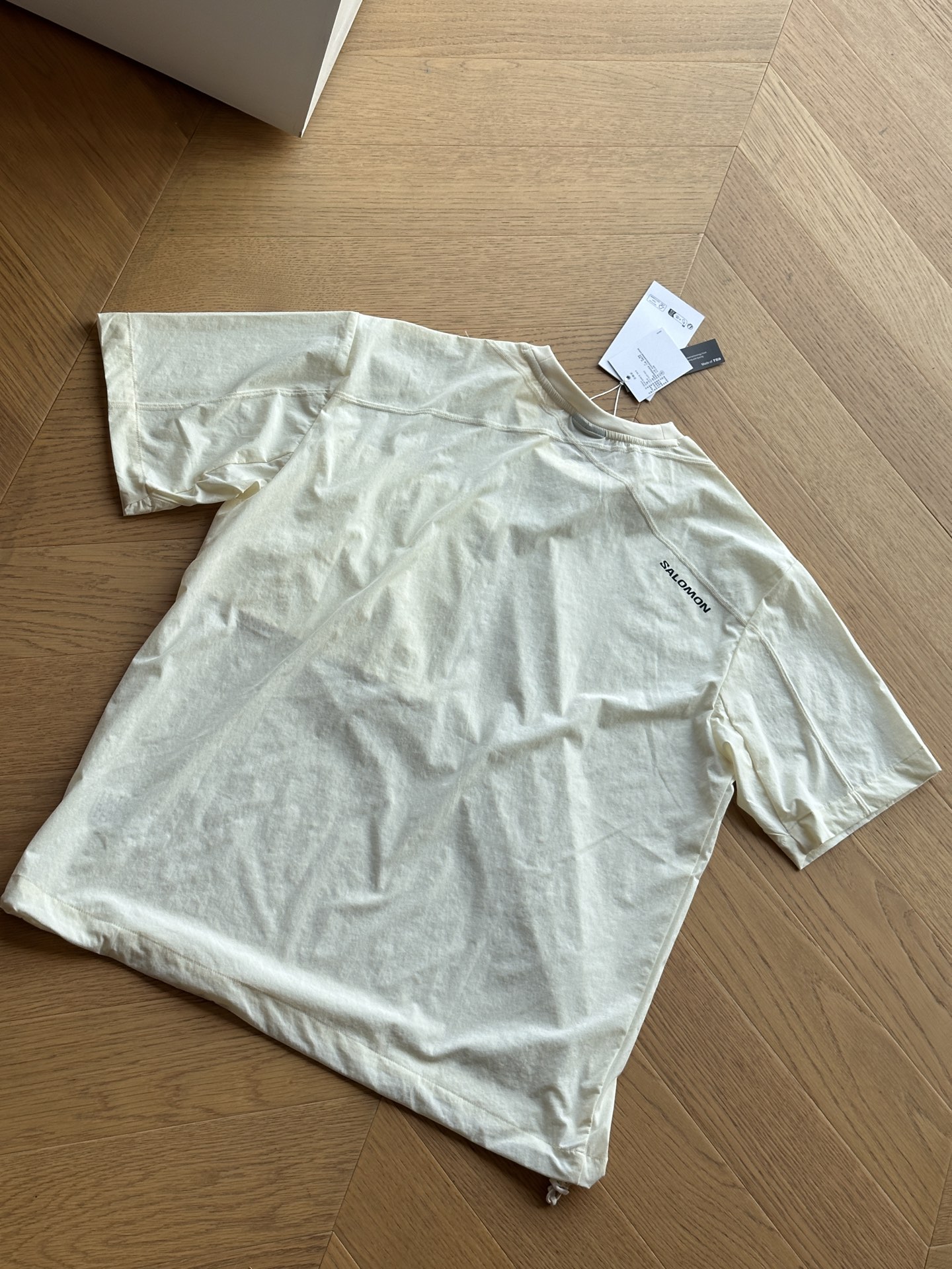 供💰110 🇷🇺Salomon萨洛蒙户外山野型格UNI BLAST系列 赛旗拉链口袋 宽松速干圆领短袖Tee🇷🇺男女同款
淡黄 灰色 黑色
S~xl
🌘胸前小巧却醒目的品牌logo,是专业户外精神与都市时尚的精妙融合,不张扬却自带辨识度。SALOMON拉链口袋位置,源于赛道 破圈新生 RACEFLAG 品牌标志性三色赛旗标,高辨识度撞色设计
尺码表:
S:肩宽46 胸围108 衣长64 建议130左右
M:肩宽47 胸围112 衣长66 建议150左右
L:肩宽48 胸围116 衣长68 建议170左右
XL:肩宽49 胸围120 衣长70 建议190左右