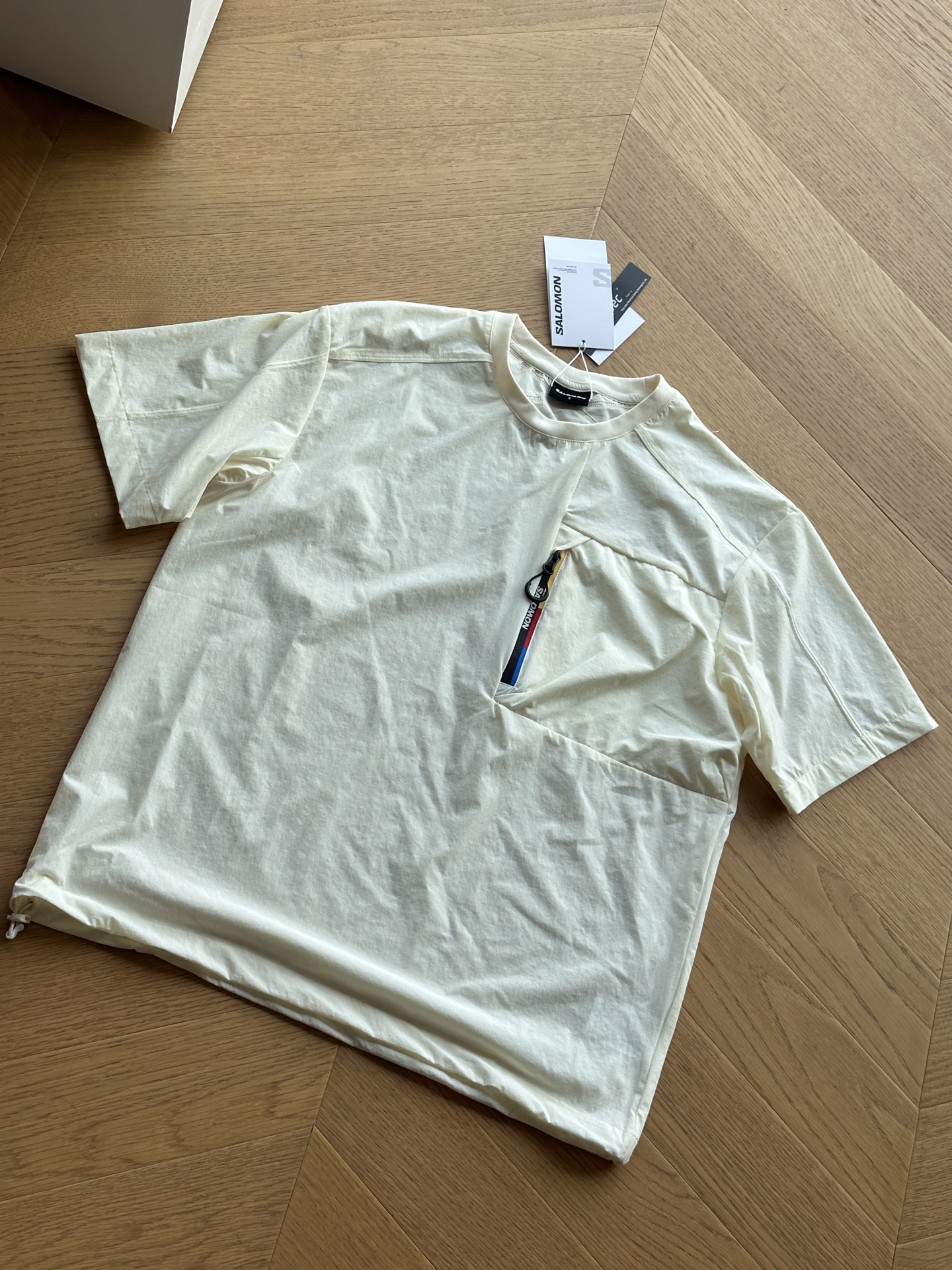 供💰110 🇷🇺Salomon萨洛蒙户外山野型格UNI BLAST系列 赛旗拉链口袋 宽松速干圆领短袖Tee🇷🇺男女同款
淡黄 灰色 黑色
S~xl
🌘胸前小巧却醒目的品牌logo,是专业户外精神与都市时尚的精妙融合,不张扬却自带辨识度。SALOMON拉链口袋位置,源于赛道 破圈新生 RACEFLAG 品牌标志性三色赛旗标,高辨识度撞色设计
尺码表:
S:肩宽46 胸围108 衣长64 建议130左右
M:肩宽47 胸围112 衣长66 建议150左右
L:肩宽48 胸围116 衣长68 建议170左右
XL:肩宽49 胸围120 衣长70 建议190左右