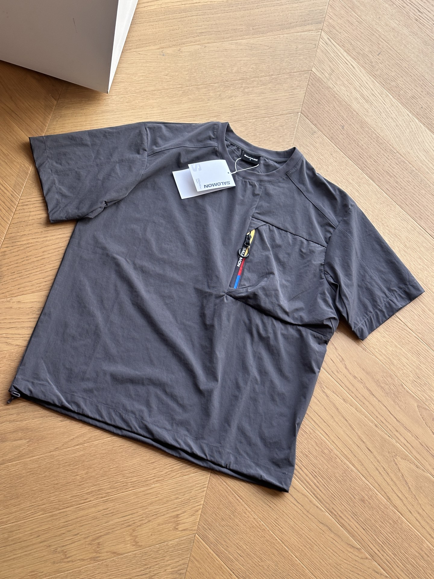 供💰110 🇷🇺Salomon萨洛蒙户外山野型格UNI BLAST系列 赛旗拉链口袋 宽松速干圆领短袖Tee🇷🇺男女同款
淡黄 灰色 黑色
S~xl
🌘胸前小巧却醒目的品牌logo,是专业户外精神与都市时尚的精妙融合,不张扬却自带辨识度。SALOMON拉链口袋位置,源于赛道 破圈新生 RACEFLAG 品牌标志性三色赛旗标,高辨识度撞色设计
尺码表:
S:肩宽46 胸围108 衣长64 建议130左右
M:肩宽47 胸围112 衣长66 建议150左右
L:肩宽48 胸围116 衣长68 建议170左右
XL:肩宽49 胸围120 衣长70 建议190左右