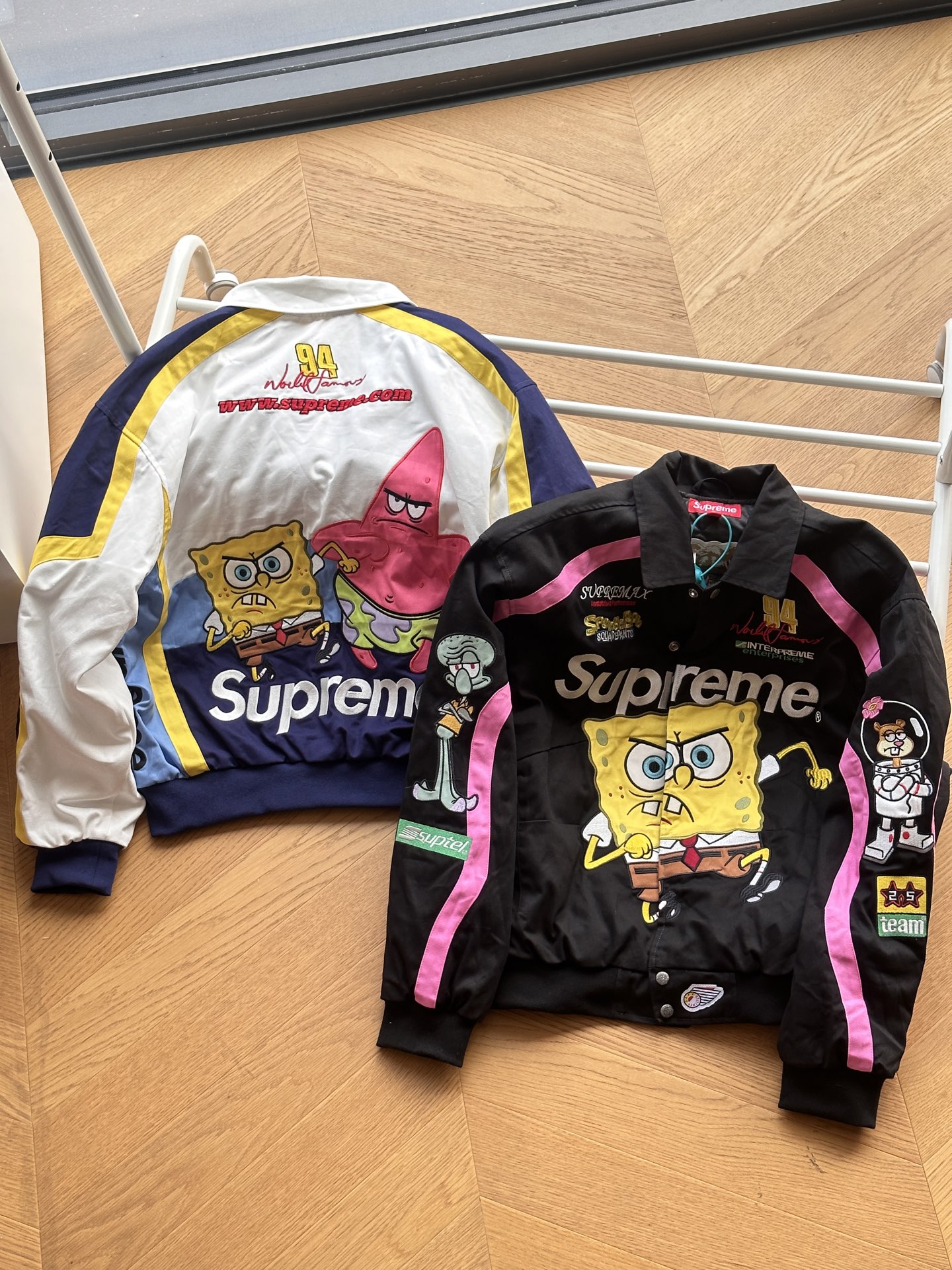 供💰400 🇷🇺Supreme x SPONGEBOB SQUAREPANTS海绵宝宝 x JEFF HAMILTON 联名款 SS25 WEEK11卡通印花图案刺绣徽标赛车美式潮流夹克🇷🇺男女同款

黑色 白色
S~xl 

🌘顶级版本，原版开发，进口百灵达机器重工几十万针刺绣，海绵宝宝卡通图案栩栩如生，超多撞色裁片一比一对版对位，这就是天花板.

尺码表：175 120穿s合适
S:胸围136 衣长70 肩宽59
M:胸围140 衣长72 肩宽60.2
L:胸围144 衣长74 肩宽61.4
xl:胸围148 衣长76 肩宽62.6