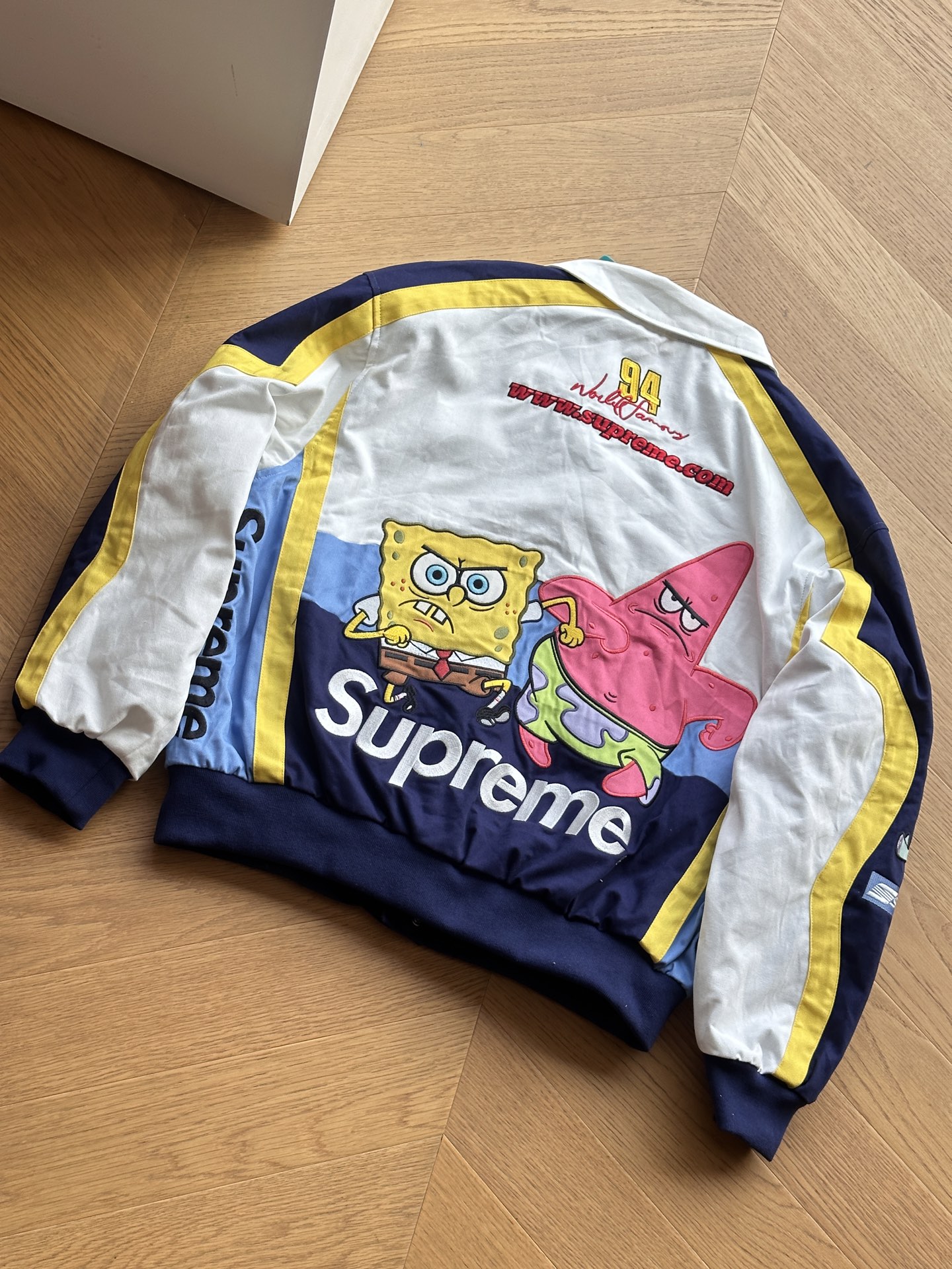 供💰400 🇷🇺Supreme x SPONGEBOB SQUAREPANTS海绵宝宝 x JEFF HAMILTON 联名款 SS25 WEEK11卡通印花图案刺绣徽标赛车美式潮流夹克🇷🇺男女同款

黑色 白色
S~xl 

🌘顶级版本，原版开发，进口百灵达机器重工几十万针刺绣，海绵宝宝卡通图案栩栩如生，超多撞色裁片一比一对版对位，这就是天花板.

尺码表：175 120穿s合适
S:胸围136 衣长70 肩宽59
M:胸围140 衣长72 肩宽60.2
L:胸围144 衣长74 肩宽61.4
xl:胸围148 衣长76 肩宽62.6