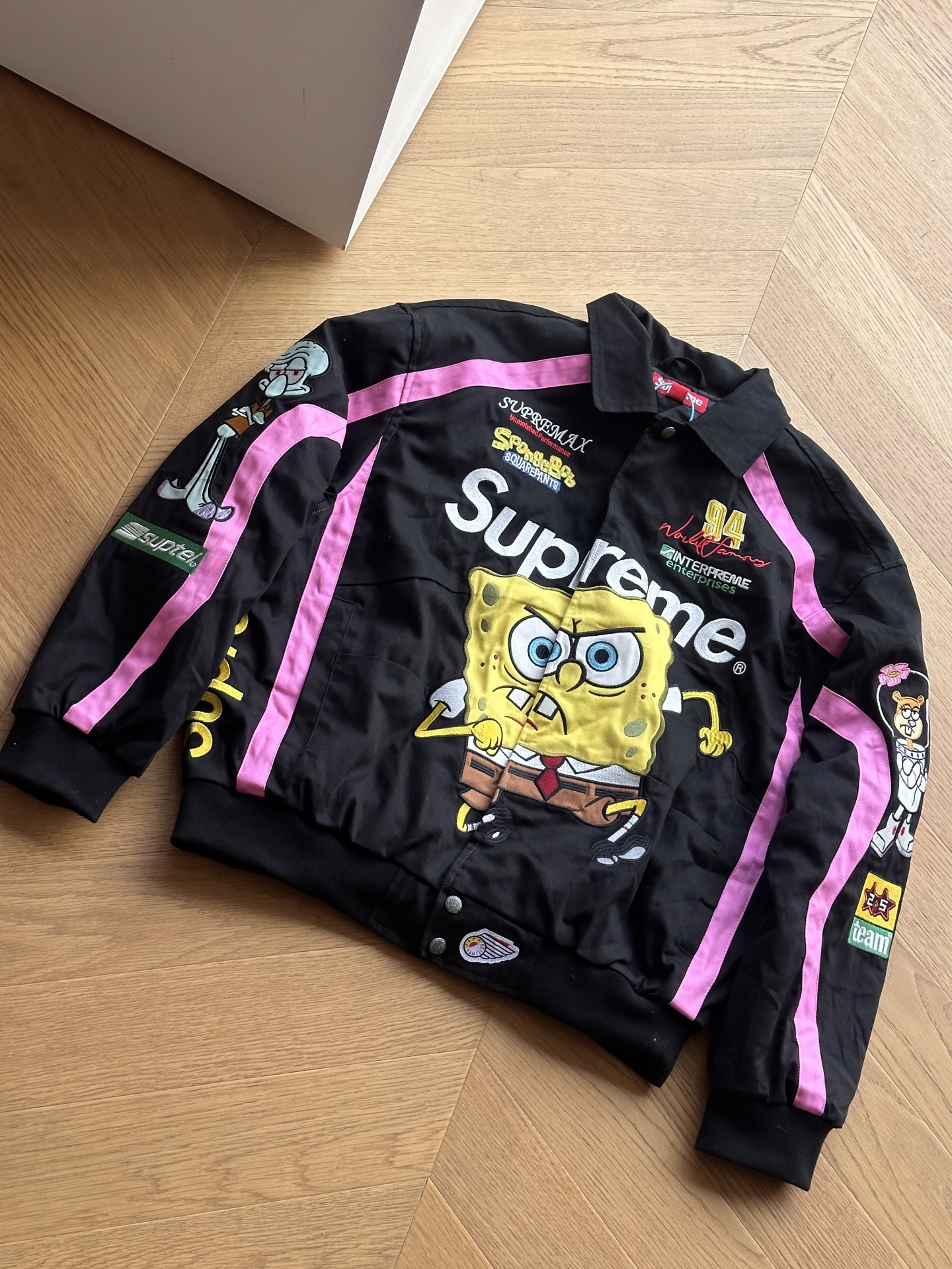 供💰400 🇷🇺Supreme x SPONGEBOB SQUAREPANTS海绵宝宝 x JEFF HAMILTON 联名款 SS25 WEEK11卡通印花图案刺绣徽标赛车美式潮流夹克🇷🇺男女同款

黑色 白色
S~xl 

🌘顶级版本，原版开发，进口百灵达机器重工几十万针刺绣，海绵宝宝卡通图案栩栩如生，超多撞色裁片一比一对版对位，这就是天花板.

尺码表：175 120穿s合适
S:胸围136 衣长70 肩宽59
M:胸围140 衣长72 肩宽60.2
L:胸围144 衣长74 肩宽61.4
xl:胸围148 衣长76 肩宽62.6