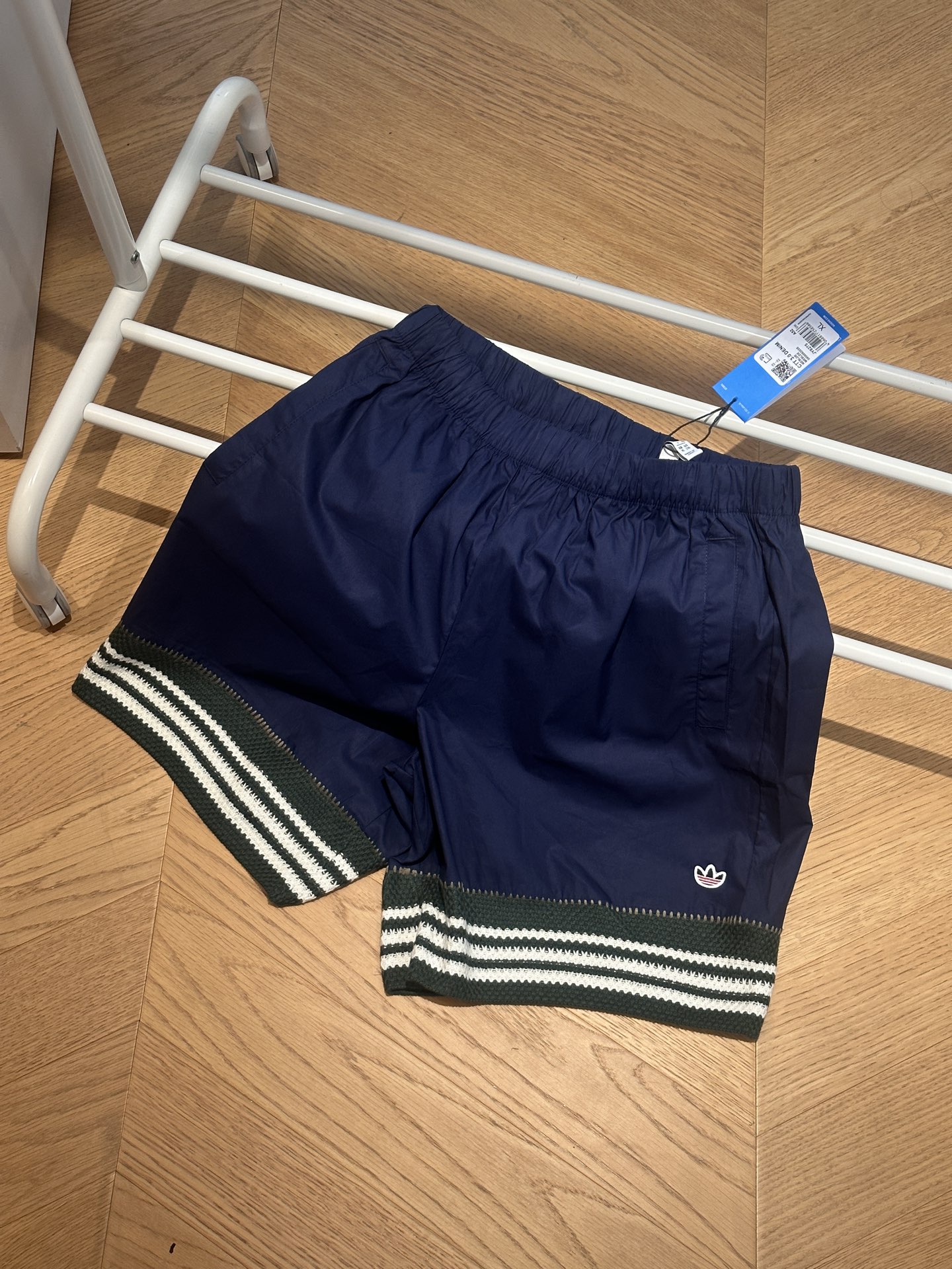 供💰115 🇷🇺adidas originals x Clot 联名款 Gender Neutral by Edison Chen 民族风拼接 百搭休闲短裤🇷🇺男女同款
夜靛蓝
S~xl
🌘今年adi和clot联名杀疯了,原版夜靛蓝梭织面料,下摆民族风针织拼接,民族风抽绳,全部一比一对版对位
尺码表:175 120穿s合适
S:腰围拉伸后97 裤长44.5 臀围104
M:腰围拉伸后101 裤长46 臀围108
L:腰围拉伸后105 裤长47.5 臀围112
xl:腰围拉伸后109 裤长49 臀围116