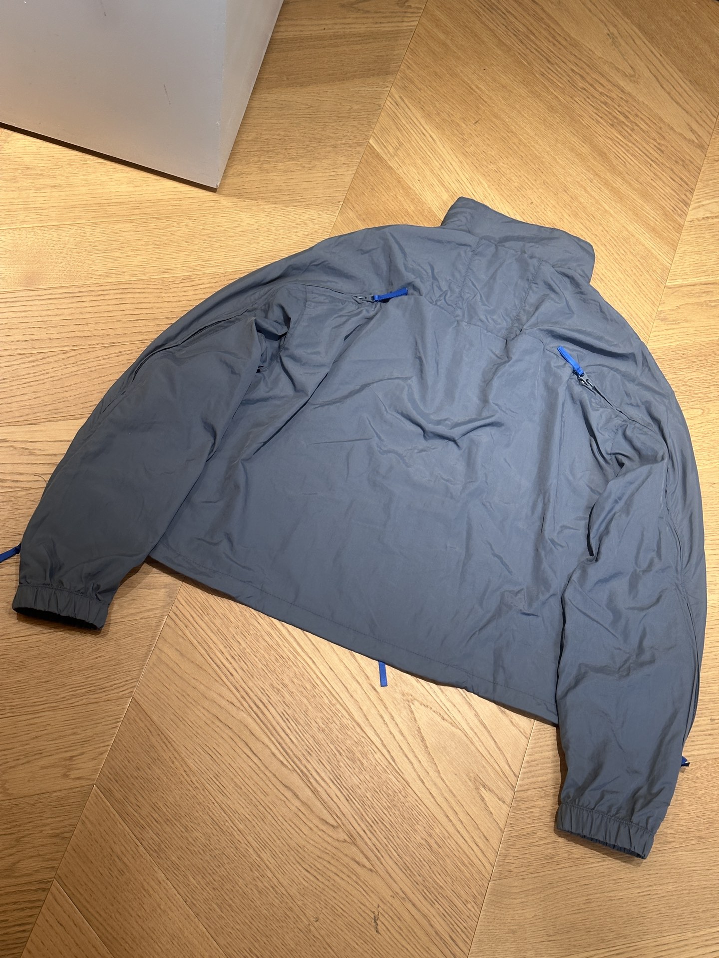 供 外套💰180 🇷🇺adidas originals x KR OP 联名款 首尔秀场同款 陈冠希同款,SS24长袖拉链夹克🇷🇺男女同款
S~xl
🌘冠希哥上身款,这次的联名设计亮点,还是在立体裁剪上!一衣一裤多种穿法,衣服裤子都有全衣拉链,拉开拉链一个款闭上拉链另一个款,隐藏的三条杠,可玩性十足,上身都非常的帅气百搭!各个穿搭博主强烈推荐
🌘所有辅料细节点全部定制做出,完全还原原版,大厂做工,细节做工看
外套尺码:
S:衣长64胸围138袖长87肩宽61
M:衣长66胸围142袖长89肩宽62
L:衣长68胸围146袖长91肩宽63
XL:衣长70胸围150袖长93肩宽64
裤子尺码:S-XL
S:裤长104臀围108
M:裤长106臀围112
L:裤长108臀围116
XL:裤长110臀围120