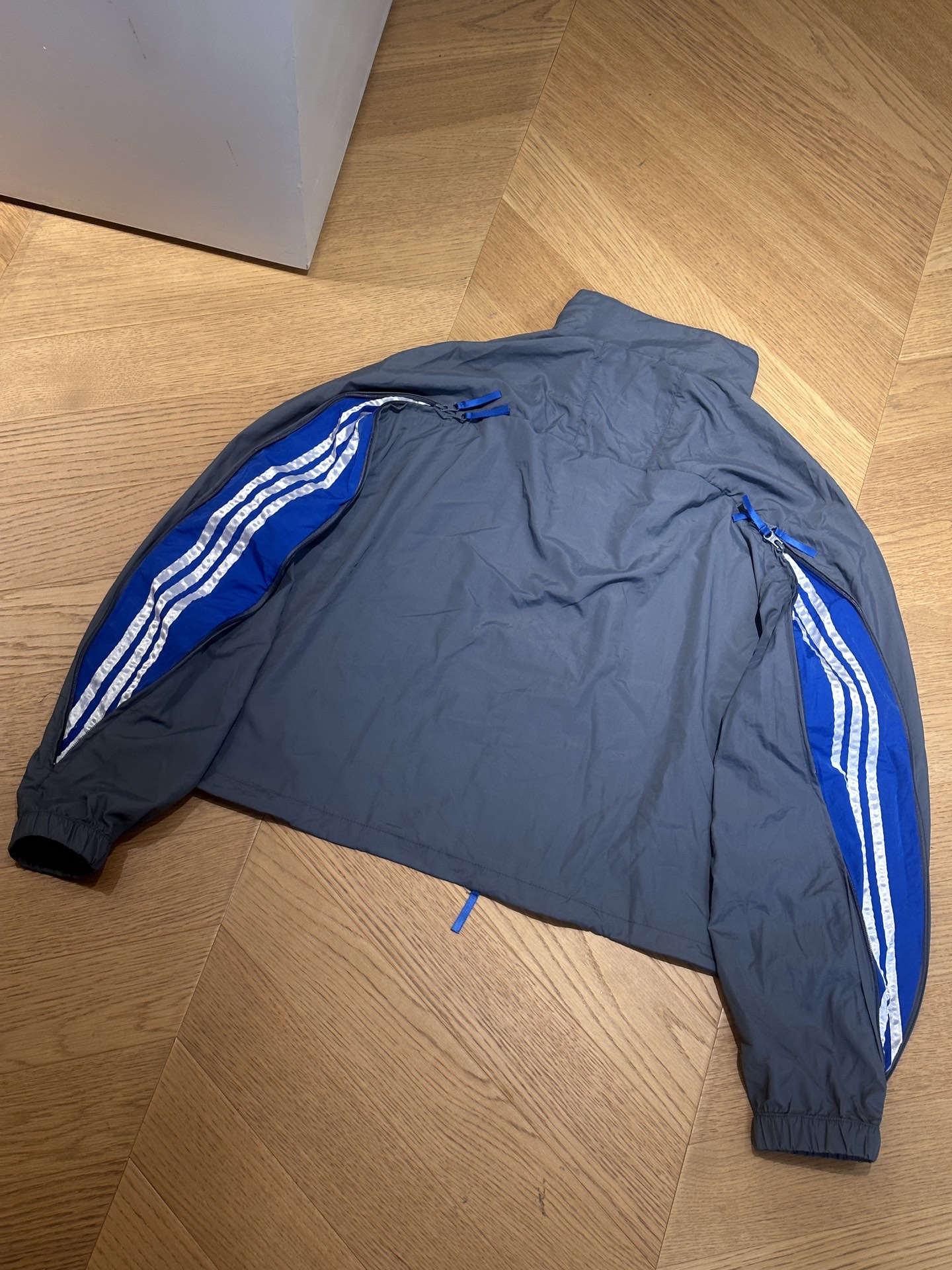 供 外套💰180 🇷🇺adidas originals x KR OP 联名款 首尔秀场同款 陈冠希同款,SS24长袖拉链夹克🇷🇺男女同款
S~xl
🌘冠希哥上身款,这次的联名设计亮点,还是在立体裁剪上!一衣一裤多种穿法,衣服裤子都有全衣拉链,拉开拉链一个款闭上拉链另一个款,隐藏的三条杠,可玩性十足,上身都非常的帅气百搭!各个穿搭博主强烈推荐
🌘所有辅料细节点全部定制做出,完全还原原版,大厂做工,细节做工看
外套尺码:
S:衣长64胸围138袖长87肩宽61
M:衣长66胸围142袖长89肩宽62
L:衣长68胸围146袖长91肩宽63
XL:衣长70胸围150袖长93肩宽64
裤子尺码:S-XL
S:裤长104臀围108
M:裤长106臀围112
L:裤长108臀围116
XL:裤长110臀围120
