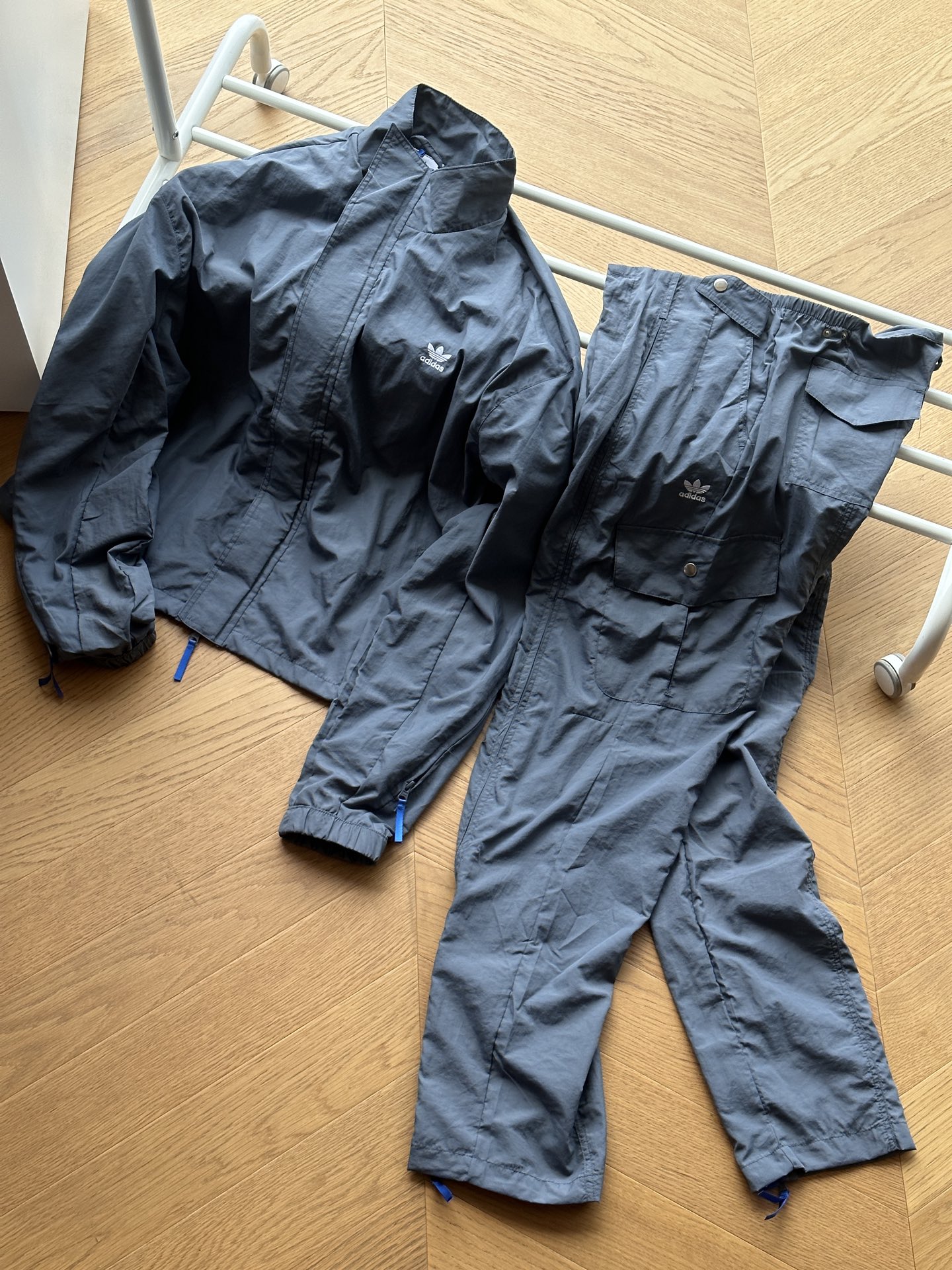 供 裤子💰170 🇷🇺adidas originals x KR OP 联名款 首尔秀场同款 陈冠希同款 隐藏拉链工装休闲裤🇷🇺男女同款
S~xl
🌘冠希哥上身款,这次的联名设计亮点,还是在立体裁剪上!一衣一裤多种穿法,衣服裤子都有全衣拉链,拉开拉链一个款闭上拉链另一个款,隐藏的三条杠,可玩性十足,上身都非常的帅气百搭!各个穿搭博主强烈推荐
🌘所有辅料细节点全部定制做出,完全还原原版,大厂做工,细节做工看
外套尺码:
S:衣长64胸围138袖长87肩宽61
M:衣长66胸围142袖长89肩宽62
L:衣长68胸围146袖长91肩宽63
XL:衣长70胸围150袖长93肩宽64
裤子尺码:S-XL
S:裤长104臀围108
M:裤长106臀围112
L:裤长108臀围116
XL:裤长110臀围120