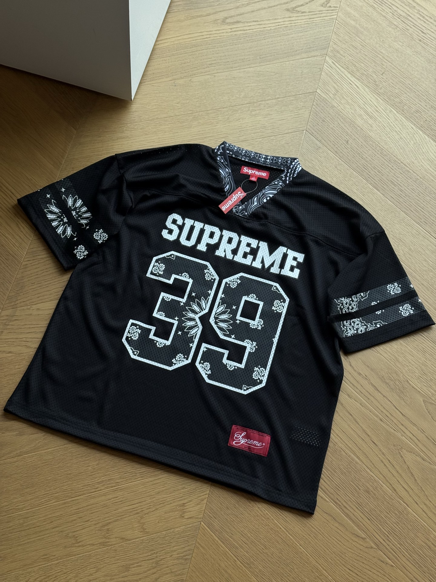 供 🇷🇺 Supreme SS25 WEEK14 Bandana Football Jersey logo 腰果花元素印花图案网眼美式潮流足球衣🇷🇺男女同款 S~xl 黑色 白色 🌘原版260克网眼面料,v领设计,胸口定位刺绣字母logo,阔版版型. 尺码表:175 120穿s穿松 S:胸围118 衣长71 肩宽59 M:胸围122 衣长73 肩宽60 L:胸围126 衣长75 肩宽61 xl:胸围130 衣长77 肩宽62