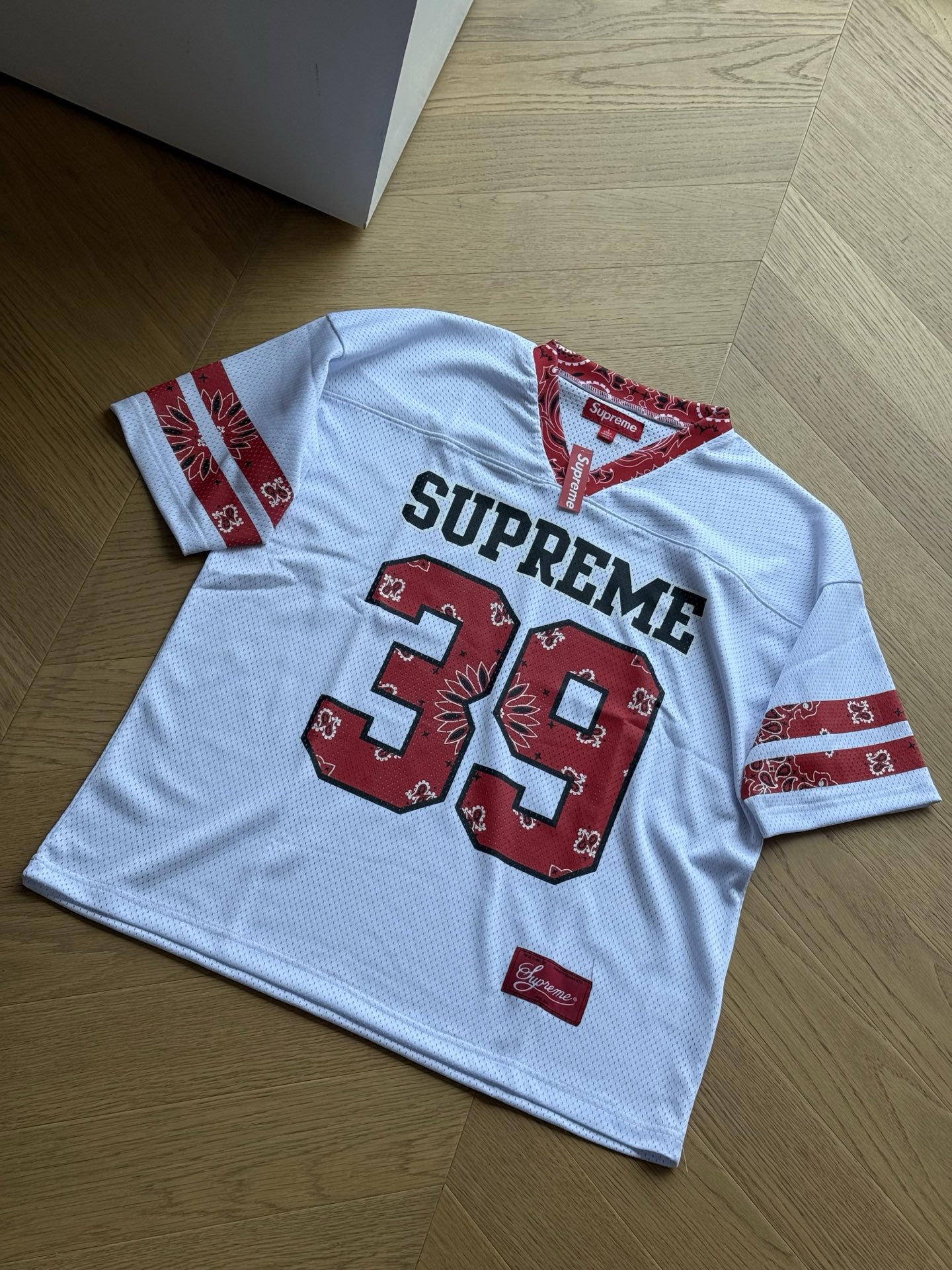 供 🇷🇺 Supreme SS25 WEEK14 Bandana Football Jersey logo 腰果花元素印花图案网眼美式潮流足球衣🇷🇺男女同款 S~xl 黑色 白色 🌘原版260克网眼面料,v领设计,胸口定位刺绣字母logo,阔版版型. 尺码表:175 120穿s穿松 S:胸围118 衣长71 肩宽59 M:胸围122 衣长73 肩宽60 L:胸围126 衣长75 肩宽61 xl:胸围130 衣长77 肩宽62