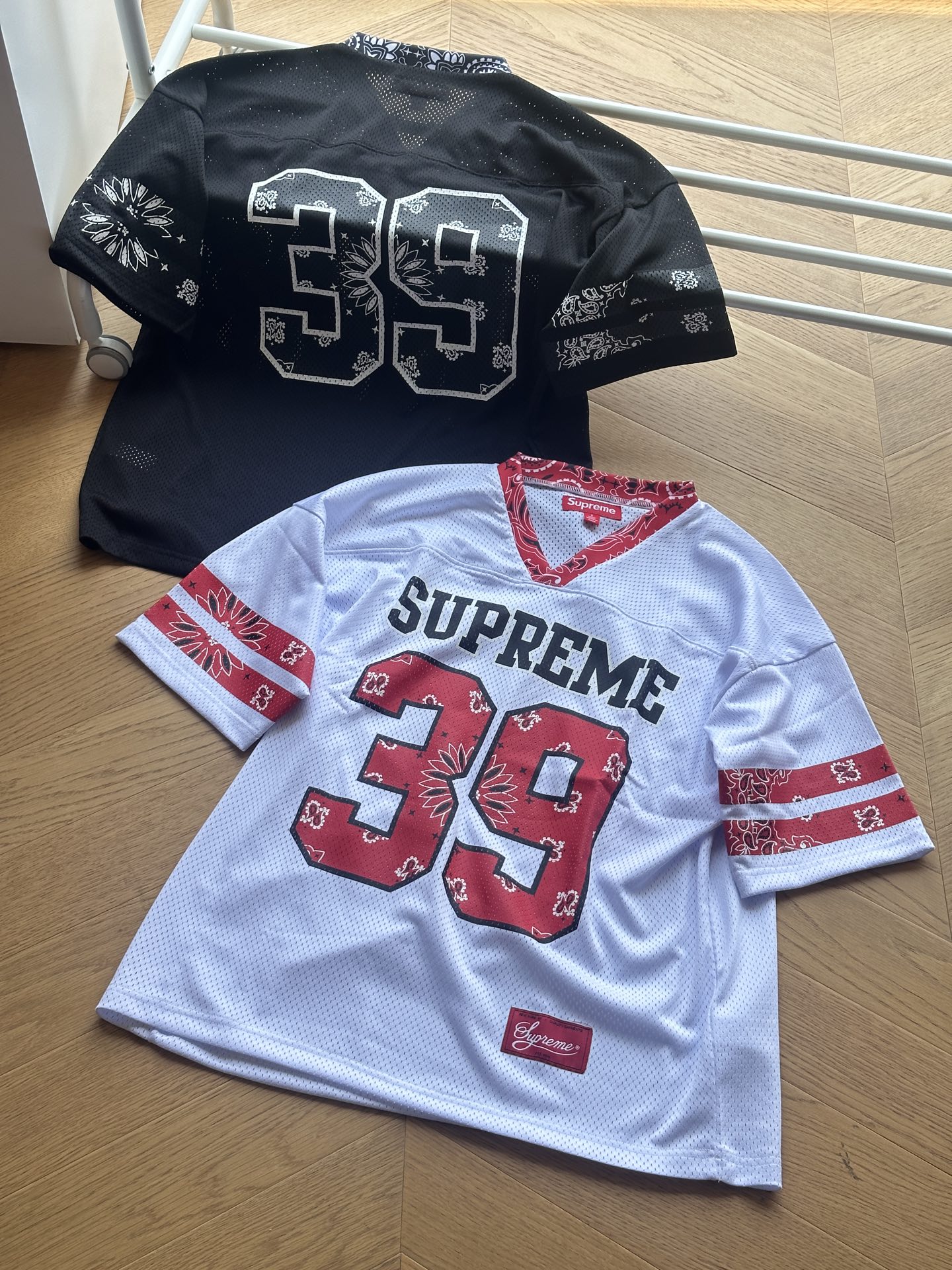 供 🇷🇺 Supreme SS25 WEEK14 Bandana Football Jersey logo 腰果花元素印花图案网眼美式潮流足球衣🇷🇺男女同款 S~xl 黑色 白色 🌘原版260克网眼面料,v领设计,胸口定位刺绣字母logo,阔版版型. 尺码表:175 120穿s穿松 S:胸围118 衣长71 肩宽59 M:胸围122 衣长73 肩宽60 L:胸围126 衣长75 肩宽61 xl:胸围130 衣长77 肩宽62
