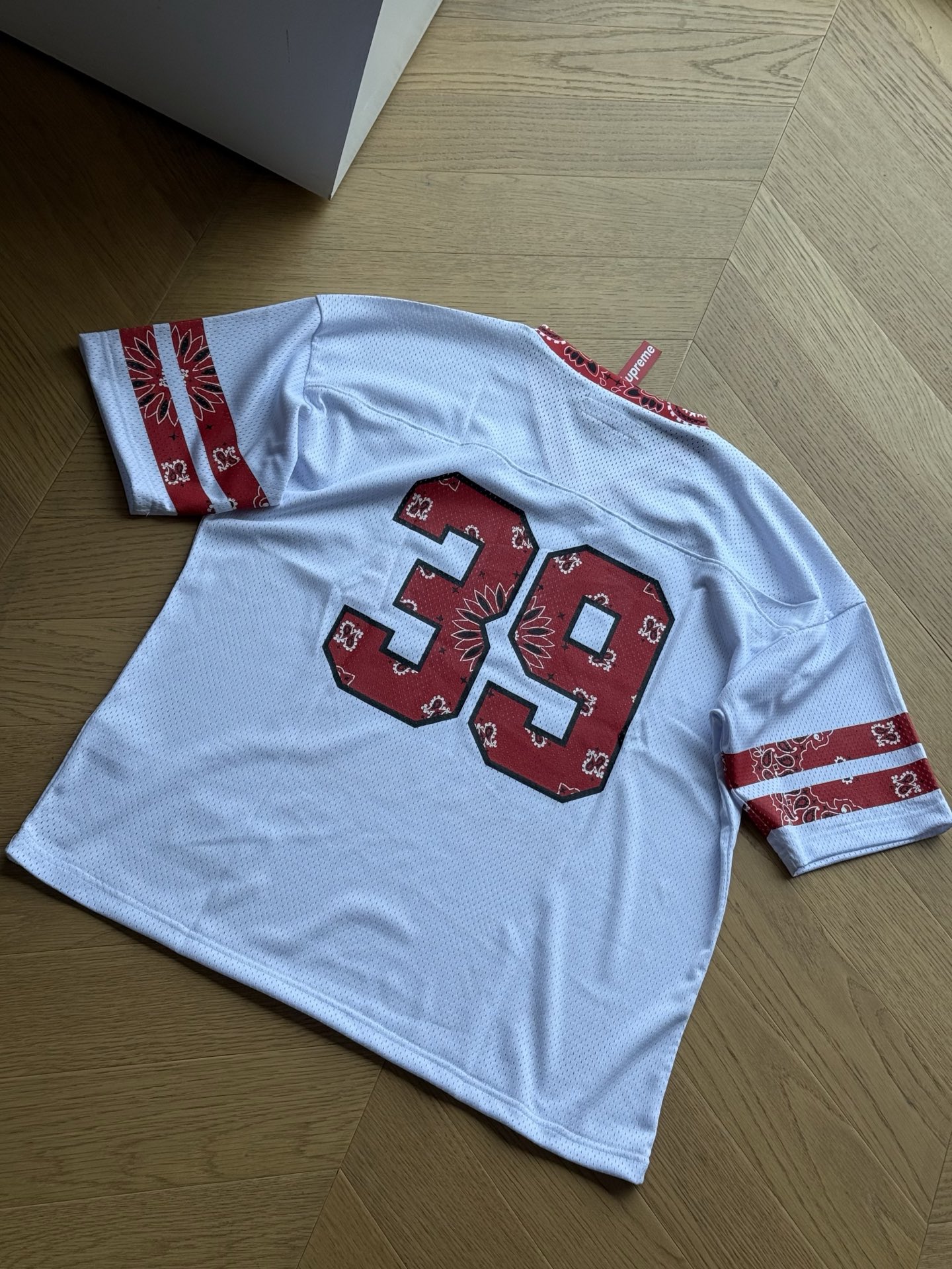 供 🇷🇺 Supreme SS25 WEEK14 Bandana Football Jersey logo 腰果花元素印花图案网眼美式潮流足球衣🇷🇺男女同款 S~xl 黑色 白色 🌘原版260克网眼面料,v领设计,胸口定位刺绣字母logo,阔版版型. 尺码表:175 120穿s穿松 S:胸围118 衣长71 肩宽59 M:胸围122 衣长73 肩宽60 L:胸围126 衣长75 肩宽61 xl:胸围130 衣长77 肩宽62
