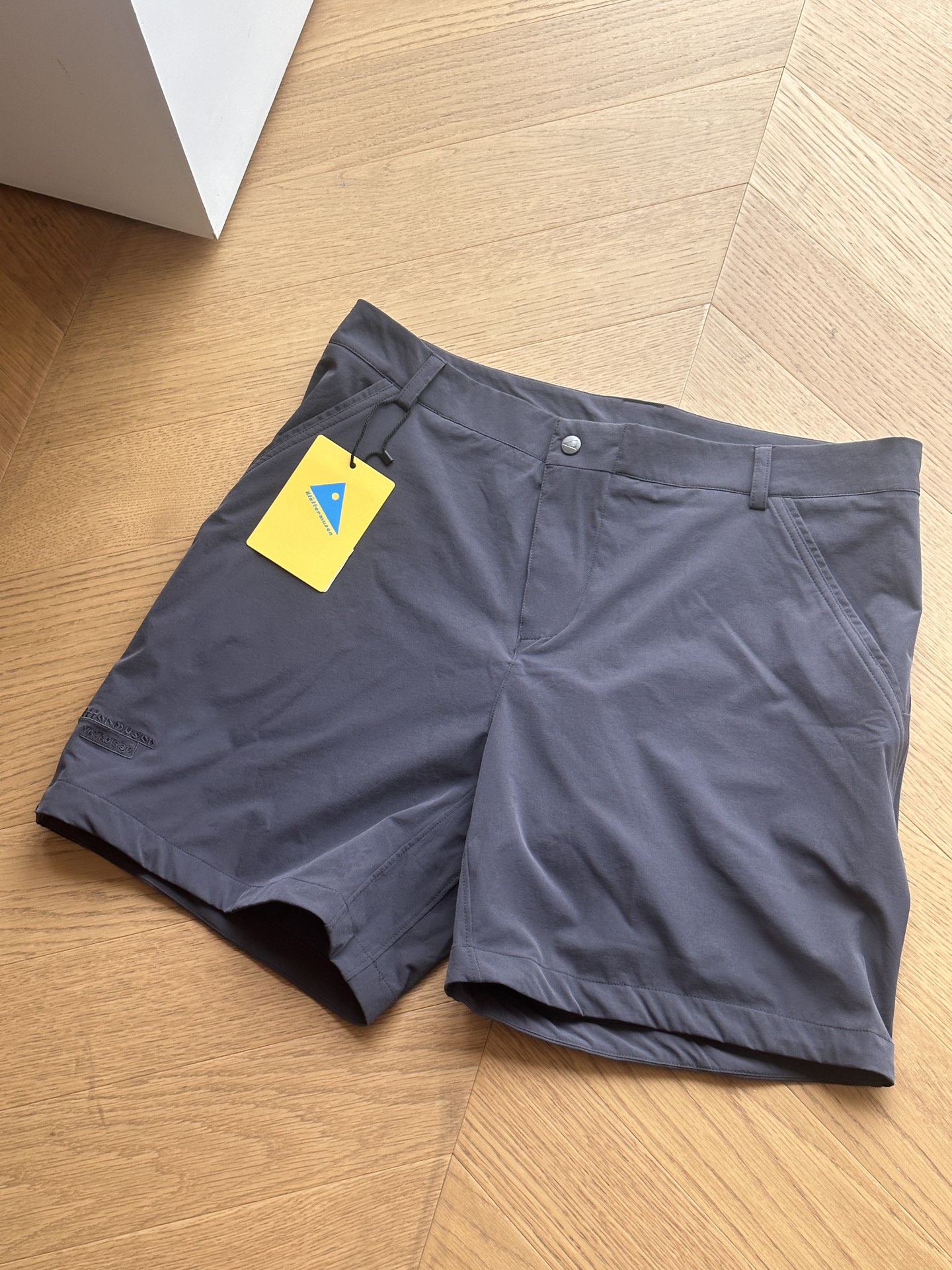 供💰110 🇷🇺Klattermusen攀山鼠 轻量多功能软壳短裤🇷🇺男女同款
M~xxl
黑色 灰色 绿色
🌘Vanadis 3.0 Shorts,范娜迪斯风壳短裤以轻量和舒适为特点Wind Stretch,85%Ultramid®生物基再生聚酰胺纤维+15%弹性纤维,这种面料的优势是当你处于高强度运动状态,该面料具备优秀透气与导湿功能
尺码表:
M腰围80臀围108裤长50
建议120-135斤
L腰围84臀围112裤长51
建议135-150斤
XL腰围88臀围116裤长52
建议150-165斤
XXL腰围92臀围120裤长53
建议165-180斤