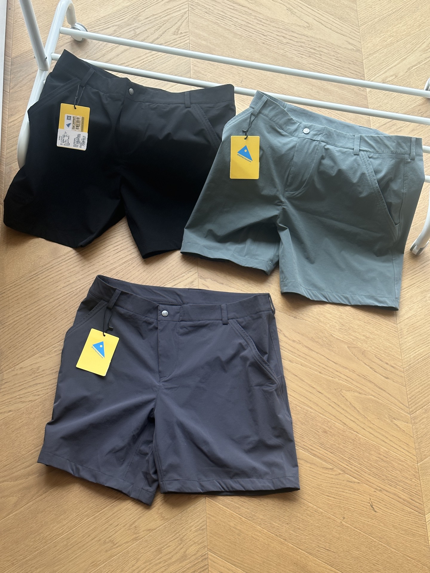 供💰110 🇷🇺Klattermusen攀山鼠 轻量多功能软壳短裤🇷🇺男女同款
M~xxl
黑色 灰色 绿色
🌘Vanadis 3.0 Shorts,范娜迪斯风壳短裤以轻量和舒适为特点Wind Stretch,85%Ultramid®生物基再生聚酰胺纤维+15%弹性纤维,这种面料的优势是当你处于高强度运动状态,该面料具备优秀透气与导湿功能
尺码表:
M腰围80臀围108裤长50
建议120-135斤
L腰围84臀围112裤长51
建议135-150斤
XL腰围88臀围116裤长52
建议150-165斤
XXL腰围92臀围120裤长53
建议165-180斤