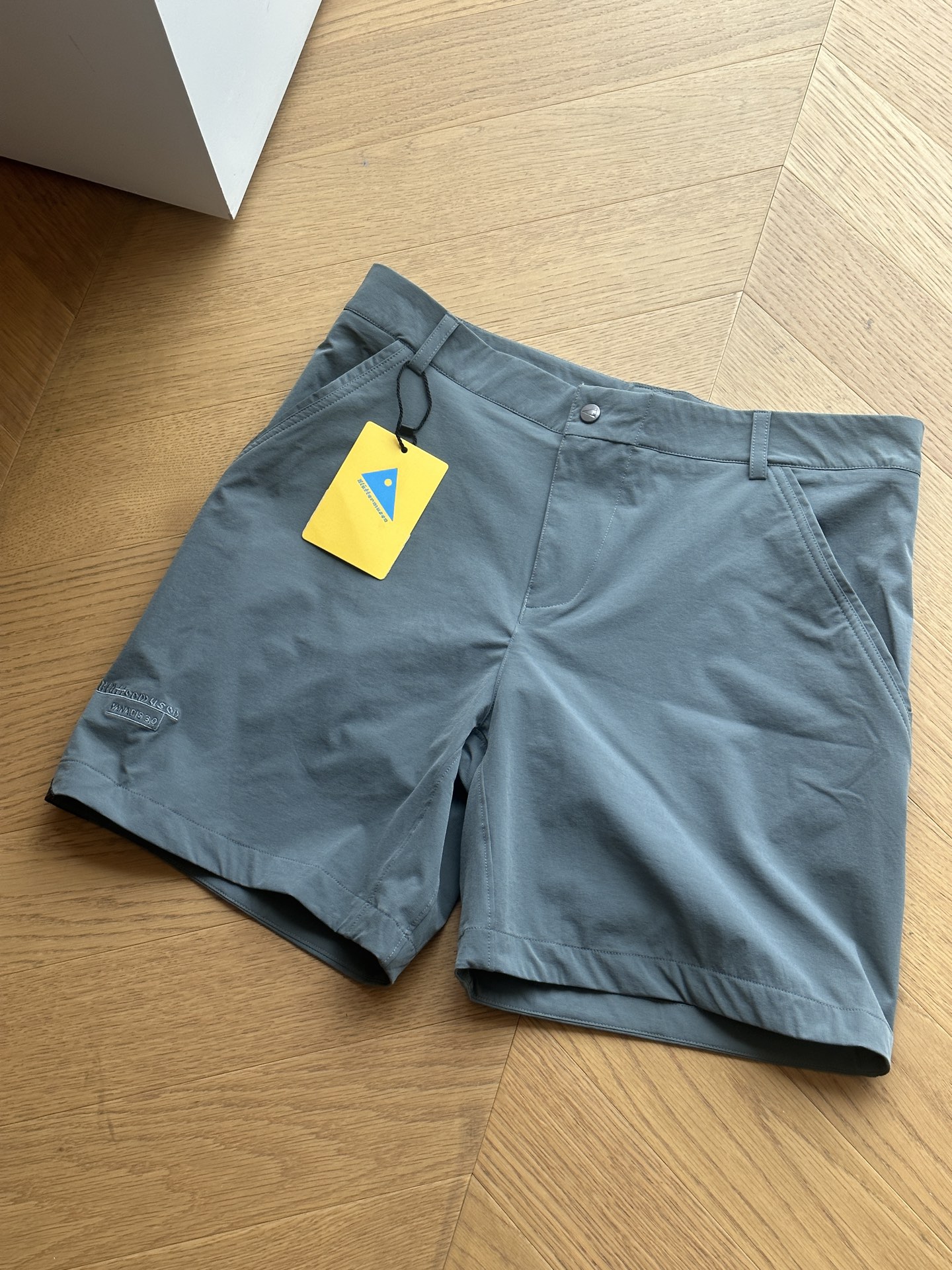 供💰110 🇷🇺Klattermusen攀山鼠 轻量多功能软壳短裤🇷🇺男女同款
M~xxl
黑色 灰色 绿色
🌘Vanadis 3.0 Shorts,范娜迪斯风壳短裤以轻量和舒适为特点Wind Stretch,85%Ultramid®生物基再生聚酰胺纤维+15%弹性纤维,这种面料的优势是当你处于高强度运动状态,该面料具备优秀透气与导湿功能
尺码表:
M腰围80臀围108裤长50
建议120-135斤
L腰围84臀围112裤长51
建议135-150斤
XL腰围88臀围116裤长52
建议150-165斤
XXL腰围92臀围120裤长53
建议165-180斤