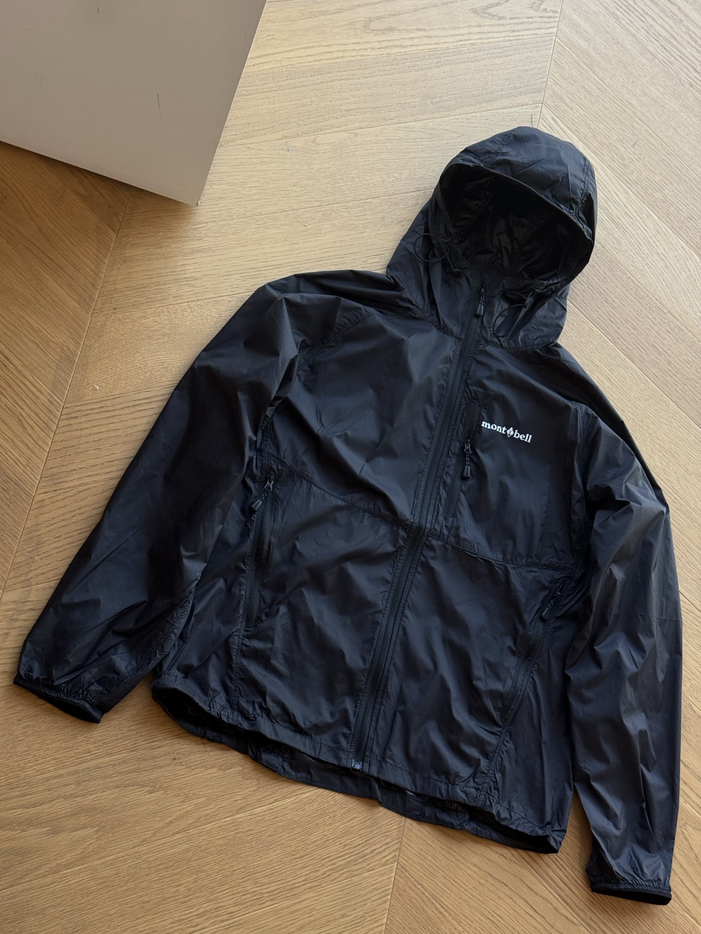 供💰160 🇷🇺MONTBELL美山 日系山系户外运动防风透湿休闲防紫外线UPF70+徒步一体可收纳皮肤衣连帽防晒服🇷🇺男女同款
黑色 黄色
S~xl
🌘定制WINDWALL防风防泼水UPf70➕防晒面料,高密度物理遮挡紫外线屏障,自带凉感, 连帽设计 带拉链插袋,辅料配置齐全。
尺码表:175 120穿s合适
S:胸围112 衣长69 肩袖长74
M:胸围116 衣长71肩袖长75
L:胸围120 衣长73 肩袖长77
XL:胸围124 衣长75 肩袖长78