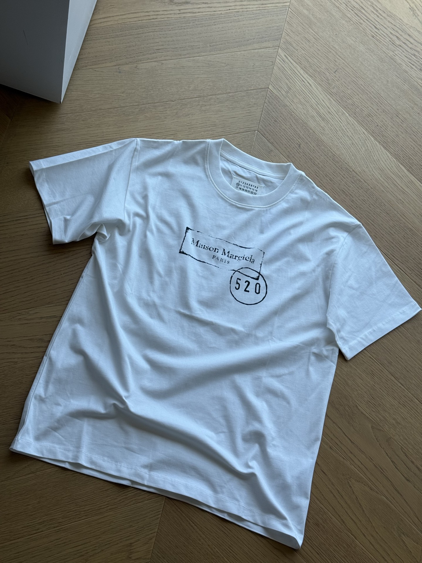 供💰100 🇷🇺Maison Margiela/马吉拉 25ss 方框520印花 短袖tee🇷🇺
尺码44/46/48/50
黑色 白色
🌘原版32s精棉双股260克面料,采用细支数纱线织造,胸口方框520限定印花logo
尺码表:175 120穿 44码合适
44 肩宽49.5 胸围106 袖长21 衣长70
46 肩宽51 胸围111 袖长22 衣长72
48 肩宽52.5 胸围116 袖长23 衣长74
50 肩宽54 胸围121 袖长24 衣长76