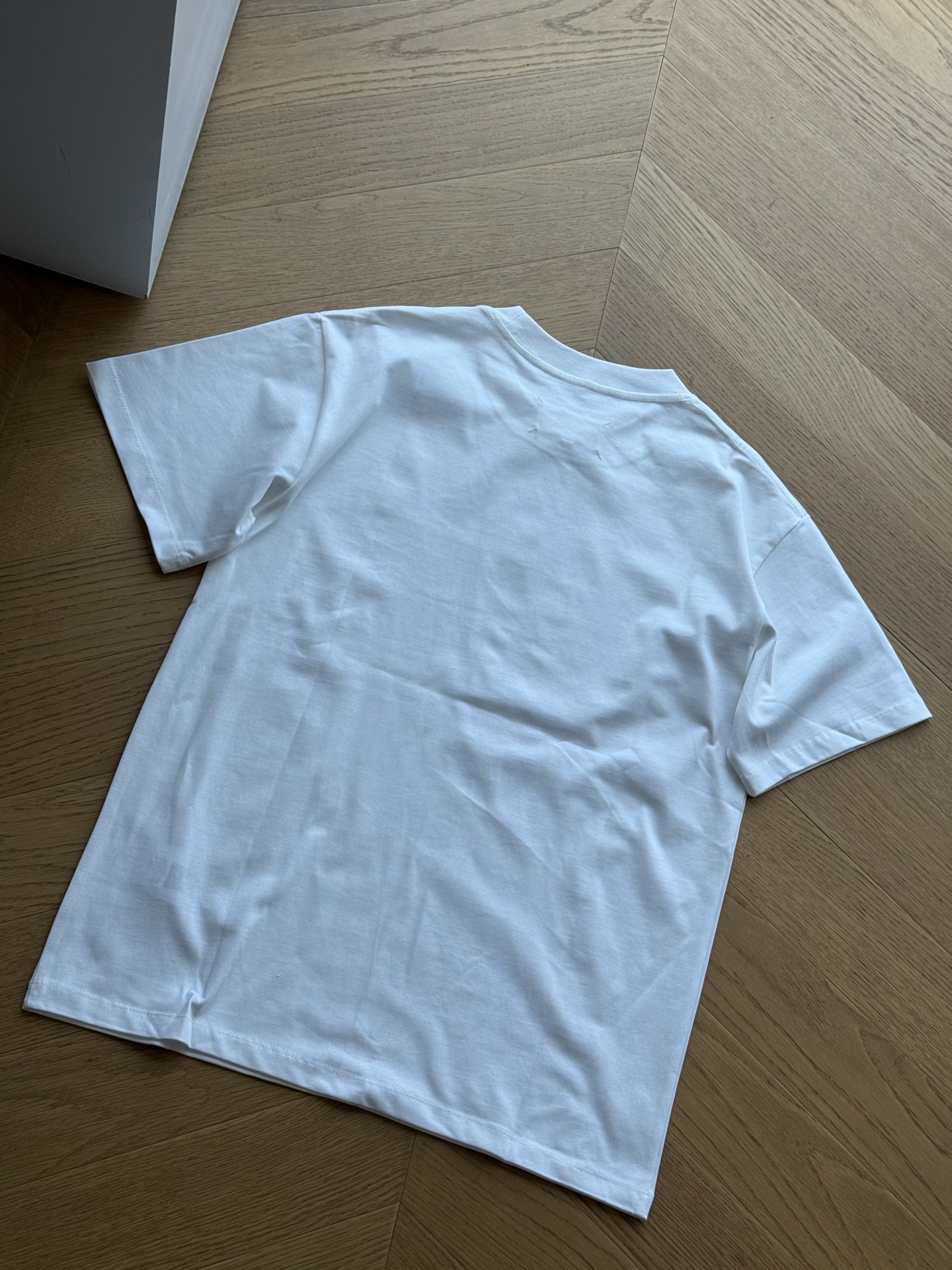 供💰95 🇷🇺MaisonMargiela/马吉拉 25ss 四角缝线口袋刺绣 短袖Tee🇷🇺
黑色 白色
尺码:44 46 48 50
🌘细支数纱32s精棉双股260克面料,胸口简约四角刺绣口袋,全套原版三标辅料齐全,顶级品质
尺码表:175 120穿44合适
44 肩宽52 胸围108 袖长21 衣长70
46 肩宽54 胸围112 袖长22 衣长72
48 肩宽56 胸围116 袖长23 衣长74
50 肩宽58 胸围120 袖长24 衣长76