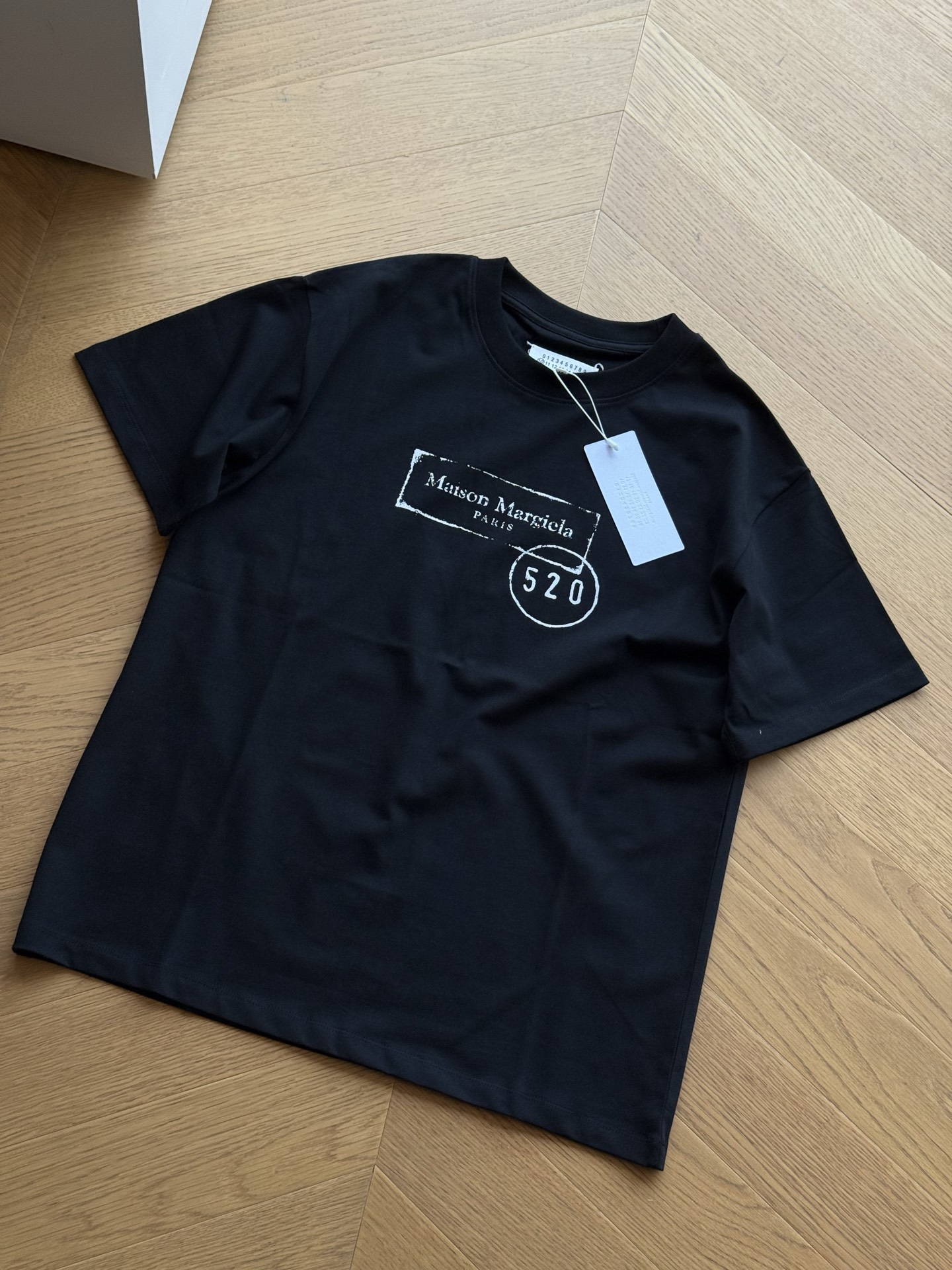供💰100 🇷🇺Maison Margiela/马吉拉 25ss 方框520印花 短袖tee🇷🇺
尺码44/46/48/50
黑色 白色
🌘原版32s精棉双股260克面料,采用细支数纱线织造,胸口方框520限定印花logo
尺码表:175 120穿 44码合适
44 肩宽49.5 胸围106 袖长21 衣长70
46 肩宽51 胸围111 袖长22 衣长72
48 肩宽52.5 胸围116 袖长23 衣长74
50 肩宽54 胸围121 袖长24 衣长76