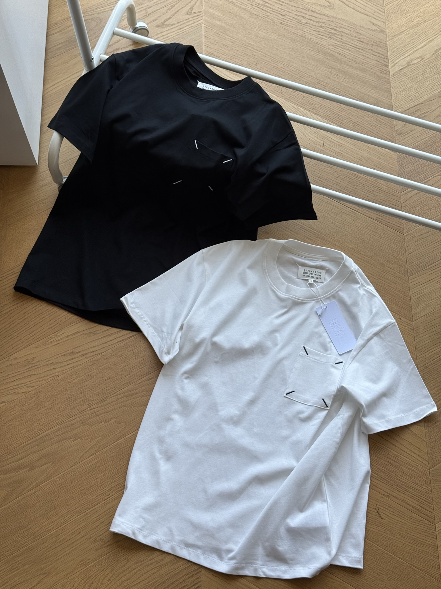 供💰95 🇷🇺MaisonMargiela/马吉拉 25ss 四角缝线口袋刺绣 短袖Tee🇷🇺
黑色 白色
尺码:44 46 48 50
🌘细支数纱32s精棉双股260克面料,胸口简约四角刺绣口袋,全套原版三标辅料齐全,顶级品质
尺码表:175 120穿44合适
44 肩宽52 胸围108 袖长21 衣长70
46 肩宽54 胸围112 袖长22 衣长72
48 肩宽56 胸围116 袖长23 衣长74
50 肩宽58 胸围120 袖长24 衣长76