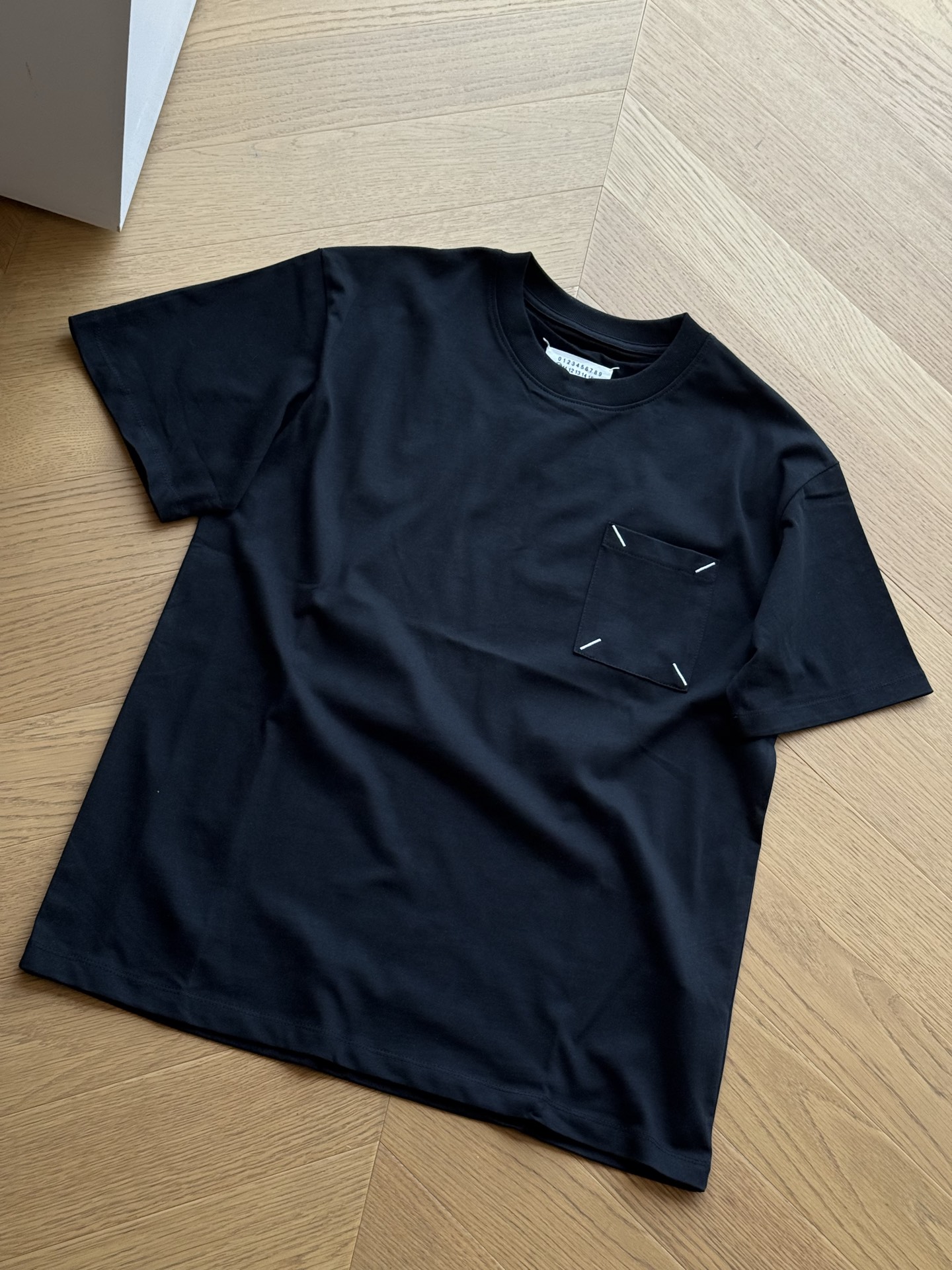 供💰95 🇷🇺MaisonMargiela/马吉拉 25ss 四角缝线口袋刺绣 短袖Tee🇷🇺
黑色 白色
尺码:44 46 48 50
🌘细支数纱32s精棉双股260克面料,胸口简约四角刺绣口袋,全套原版三标辅料齐全,顶级品质
尺码表:175 120穿44合适
44 肩宽52 胸围108 袖长21 衣长70
46 肩宽54 胸围112 袖长22 衣长72
48 肩宽56 胸围116 袖长23 衣长74
50 肩宽58 胸围120 袖长24 衣长76