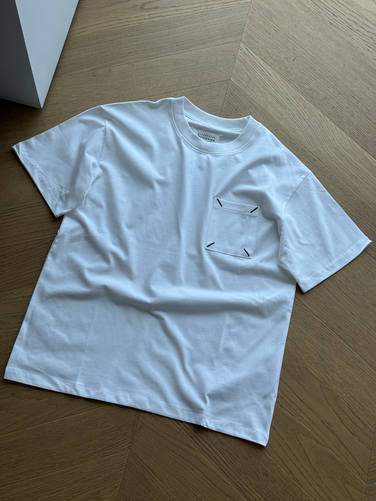 供💰95 🇷🇺MaisonMargiela/马吉拉 25ss 四角缝线口袋刺绣 短袖Tee🇷🇺
黑色 白色
尺码:44 46 48 50
🌘细支数纱32s精棉双股260克面料,胸口简约四角刺绣口袋,全套原版三标辅料齐全,顶级品质
尺码表:175 120穿44合适
44 肩宽52 胸围108 袖长21 衣长70
46 肩宽54 胸围112 袖长22 衣长72
48 肩宽56 胸围116 袖长23 衣长74
50 肩宽58 胸围120 袖长24 衣长76