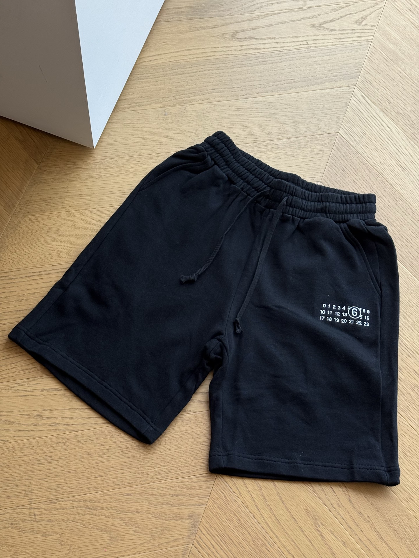 供💰120 🇷🇺Maison Margiela MM6 马吉拉 日历刺绣logo 毛圈短裤🇷🇺男女同款
黑色
尺码:44/46/48/50
🌘原版360g全棉潮牌毛圈卫衣面料,定色定染 手感细腻柔软 ,进口田岛机绣花日历+手工缝四角标
🌘全套定制原版辅料 包装 雪梨纸!定制五金 螺纹 辅料 对版对位!
尺码表:175 120穿44码合适
44码:腰围66 裤长50 臀围110
46码:腰围68.5 裤长52 臀围114
48码:腰围71 裤长54 臀围118
50码:腰围72.5 裤长56 臀围126