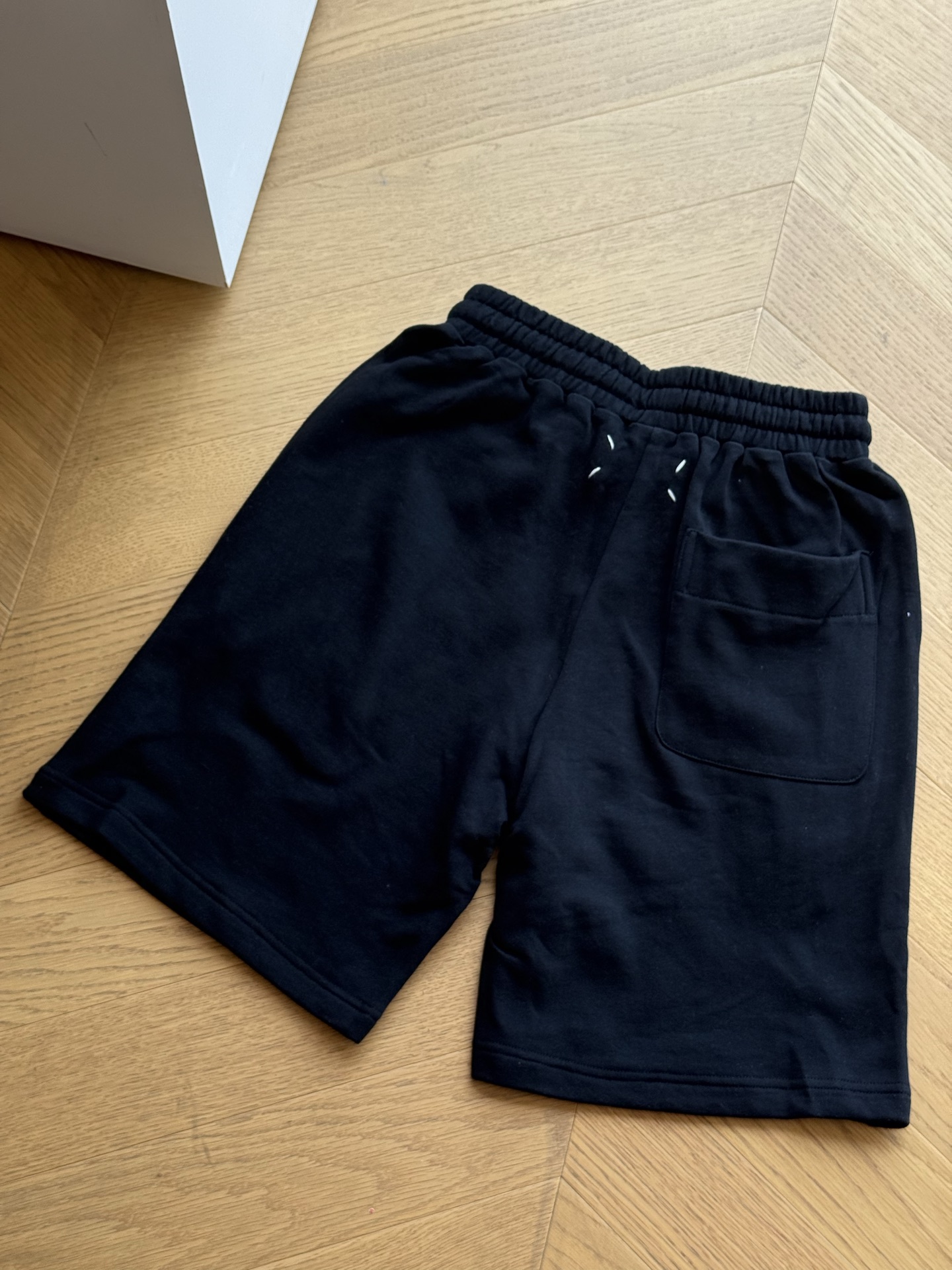 供💰120 🇷🇺Maison Margiela MM6 马吉拉 日历刺绣logo 毛圈短裤🇷🇺男女同款
黑色
尺码:44/46/48/50
🌘原版360g全棉潮牌毛圈卫衣面料,定色定染 手感细腻柔软 ,进口田岛机绣花日历+手工缝四角标
🌘全套定制原版辅料 包装 雪梨纸!定制五金 螺纹 辅料 对版对位!
尺码表:175 120穿44码合适
44码:腰围66 裤长50 臀围110
46码:腰围68.5 裤长52 臀围114
48码:腰围71 裤长54 臀围118
50码:腰围72.5 裤长56 臀围126