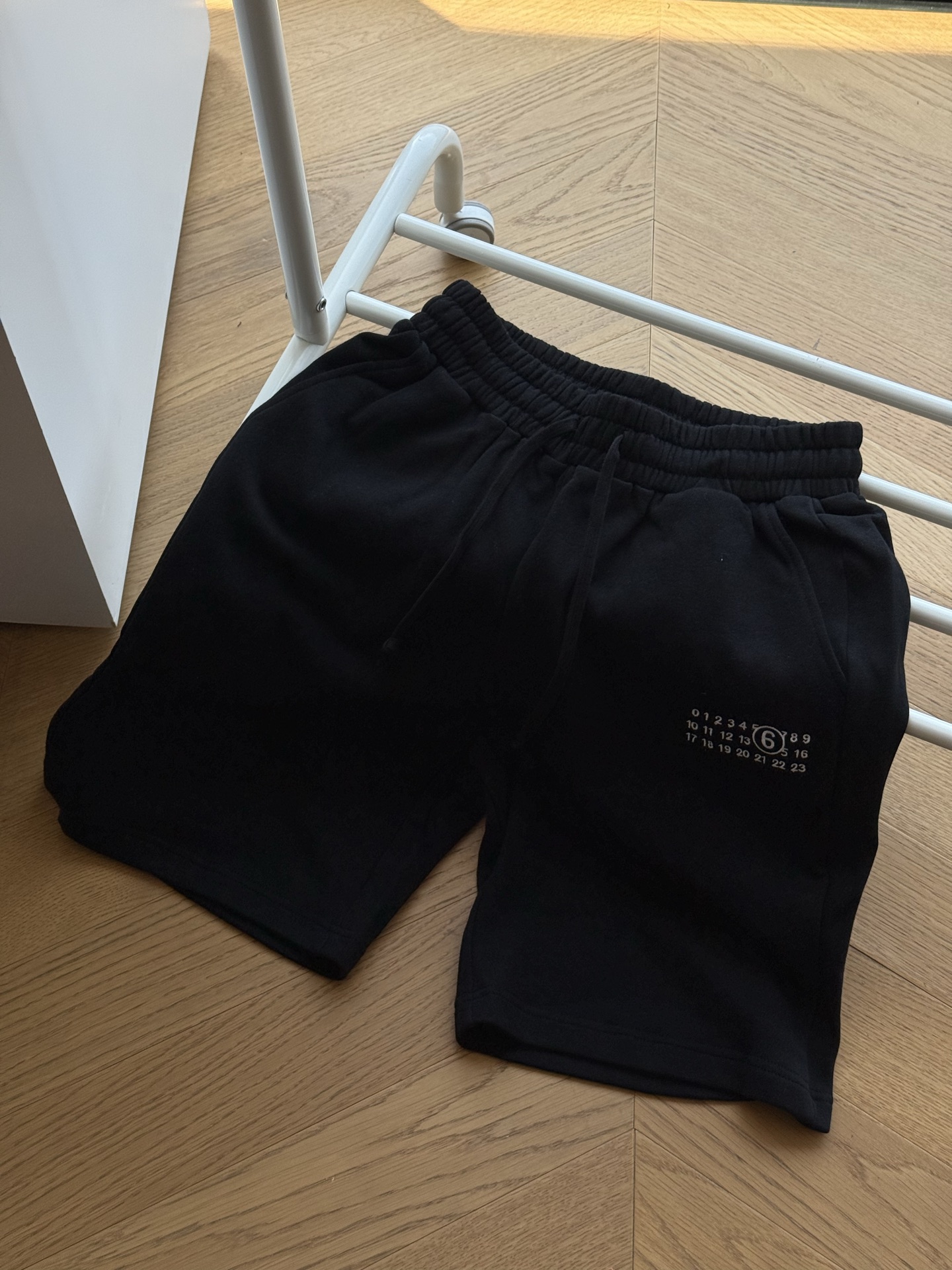 供💰120 🇷🇺Maison Margiela MM6 马吉拉 日历刺绣logo 毛圈短裤🇷🇺男女同款
黑色
尺码:44/46/48/50
🌘原版360g全棉潮牌毛圈卫衣面料,定色定染 手感细腻柔软 ,进口田岛机绣花日历+手工缝四角标
🌘全套定制原版辅料 包装 雪梨纸!定制五金 螺纹 辅料 对版对位!
尺码表:175 120穿44码合适
44码:腰围66 裤长50 臀围110
46码:腰围68.5 裤长52 臀围114
48码:腰围71 裤长54 臀围118
50码:腰围72.5 裤长56 臀围126