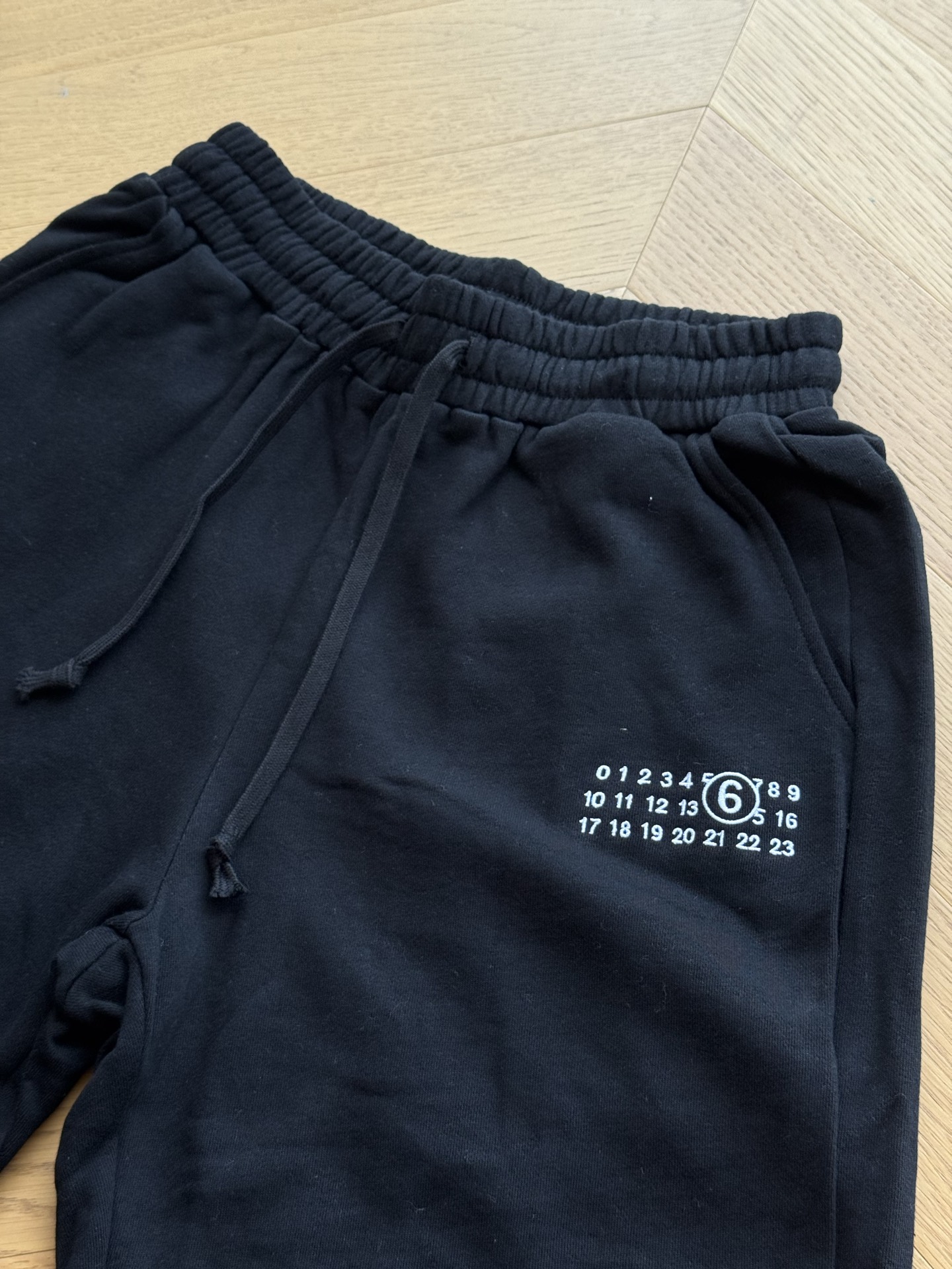 供💰120 🇷🇺Maison Margiela MM6 马吉拉 日历刺绣logo 毛圈短裤🇷🇺男女同款
黑色
尺码:44/46/48/50
🌘原版360g全棉潮牌毛圈卫衣面料,定色定染 手感细腻柔软 ,进口田岛机绣花日历+手工缝四角标
🌘全套定制原版辅料 包装 雪梨纸!定制五金 螺纹 辅料 对版对位!
尺码表:175 120穿44码合适
44码:腰围66 裤长50 臀围110
46码:腰围68.5 裤长52 臀围114
48码:腰围71 裤长54 臀围118
50码:腰围72.5 裤长56 臀围126