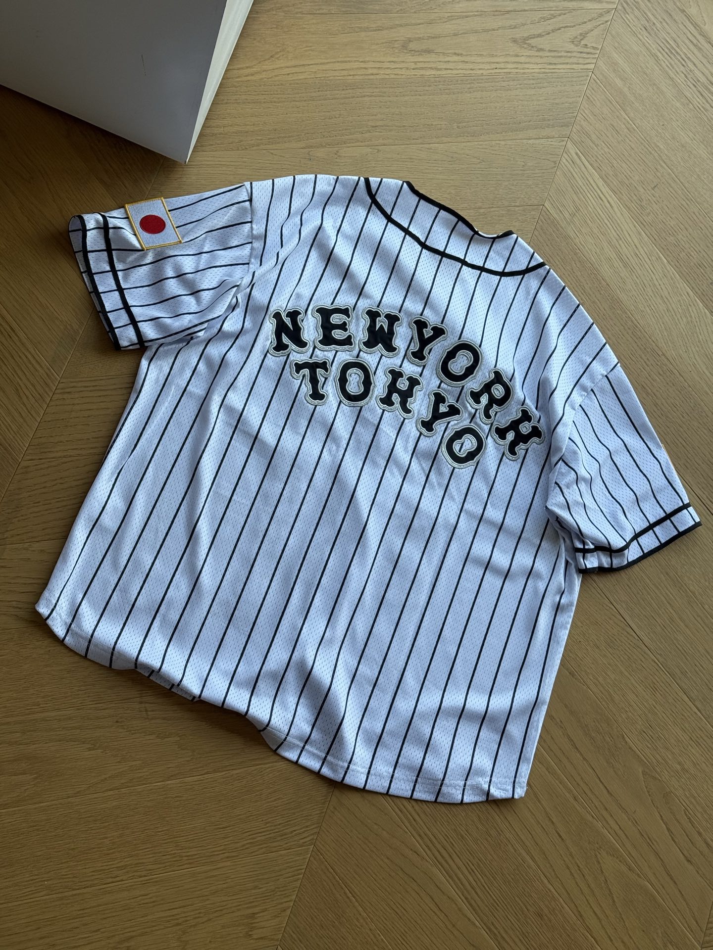 供💰185 🇷🇺Supreme x Homerun 联名款 SS25 WEEK12 Baseball Jersey 标签logo网眼舒适短袖棒球衫🇷🇺男女同款

黑色 白色 绿色
S~xl 

🌘日本职棒Homerun的联名系列，黑绿采用撞色设计，白色则是棒球经典的条纹元素。开衫左右分别有supreme和homerun的字体logo，袖标也是日美的图案，而背部则是newyork和tokyo两大时尚之都，可以说是联名细节满满的一件单品。

尺码：175 120穿s合适
        胸围   衣长   肩宽   袖长
S：   124	  72     54	   24.5	
M：  128	  74     56	    25	
L：   132	  76     57	    25.5
XL： 136      78     58	    26