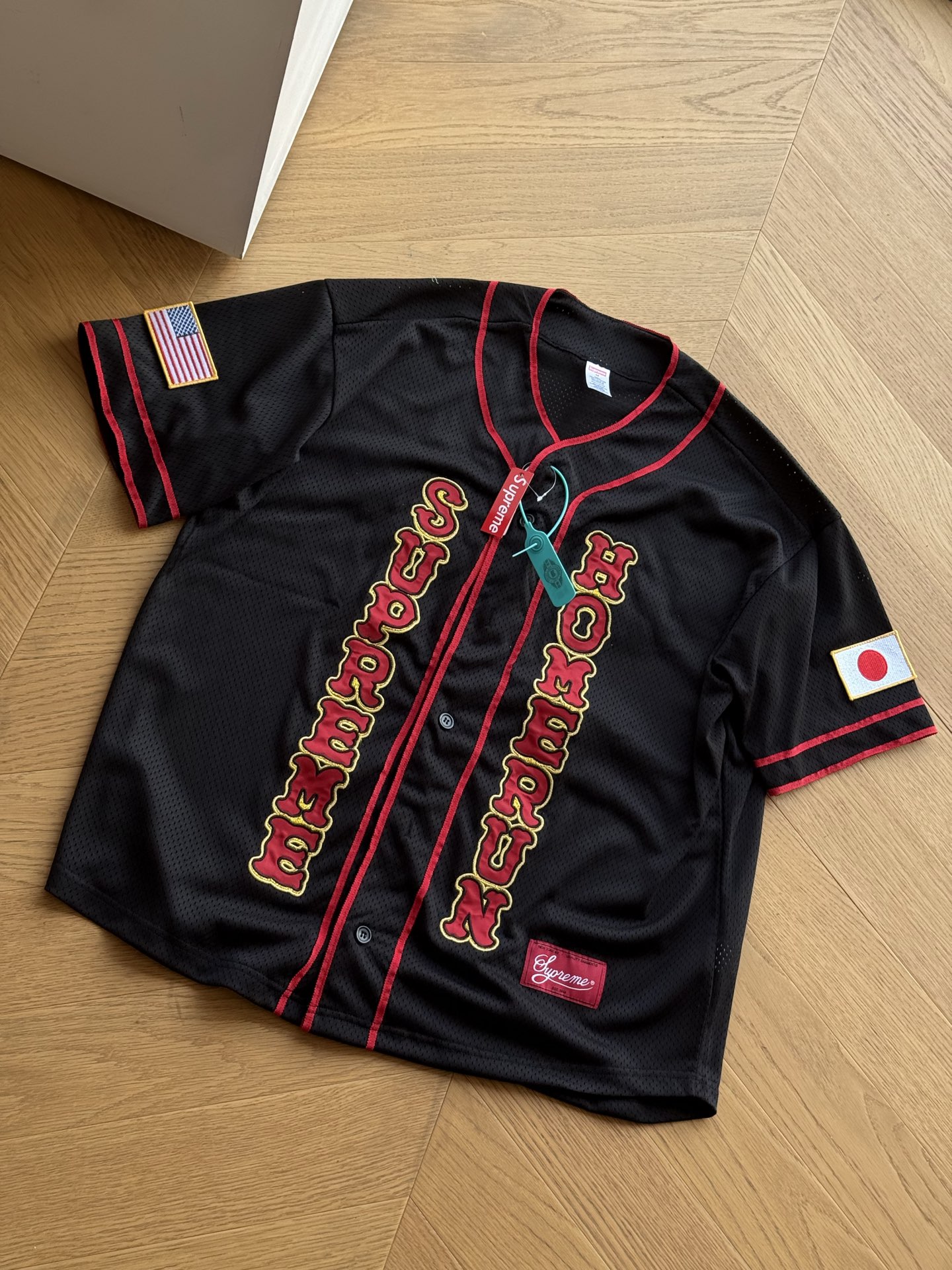 供💰185 🇷🇺Supreme x Homerun 联名款 SS25 WEEK12 Baseball Jersey 标签logo网眼舒适短袖棒球衫🇷🇺男女同款

黑色 白色 绿色
S~xl 

🌘日本职棒Homerun的联名系列，黑绿采用撞色设计，白色则是棒球经典的条纹元素。开衫左右分别有supreme和homerun的字体logo，袖标也是日美的图案，而背部则是newyork和tokyo两大时尚之都，可以说是联名细节满满的一件单品。

尺码：175 120穿s合适
        胸围   衣长   肩宽   袖长
S：   124	  72     54	   24.5	
M：  128	  74     56	    25	
L：   132	  76     57	    25.5
XL： 136      78     58	    26