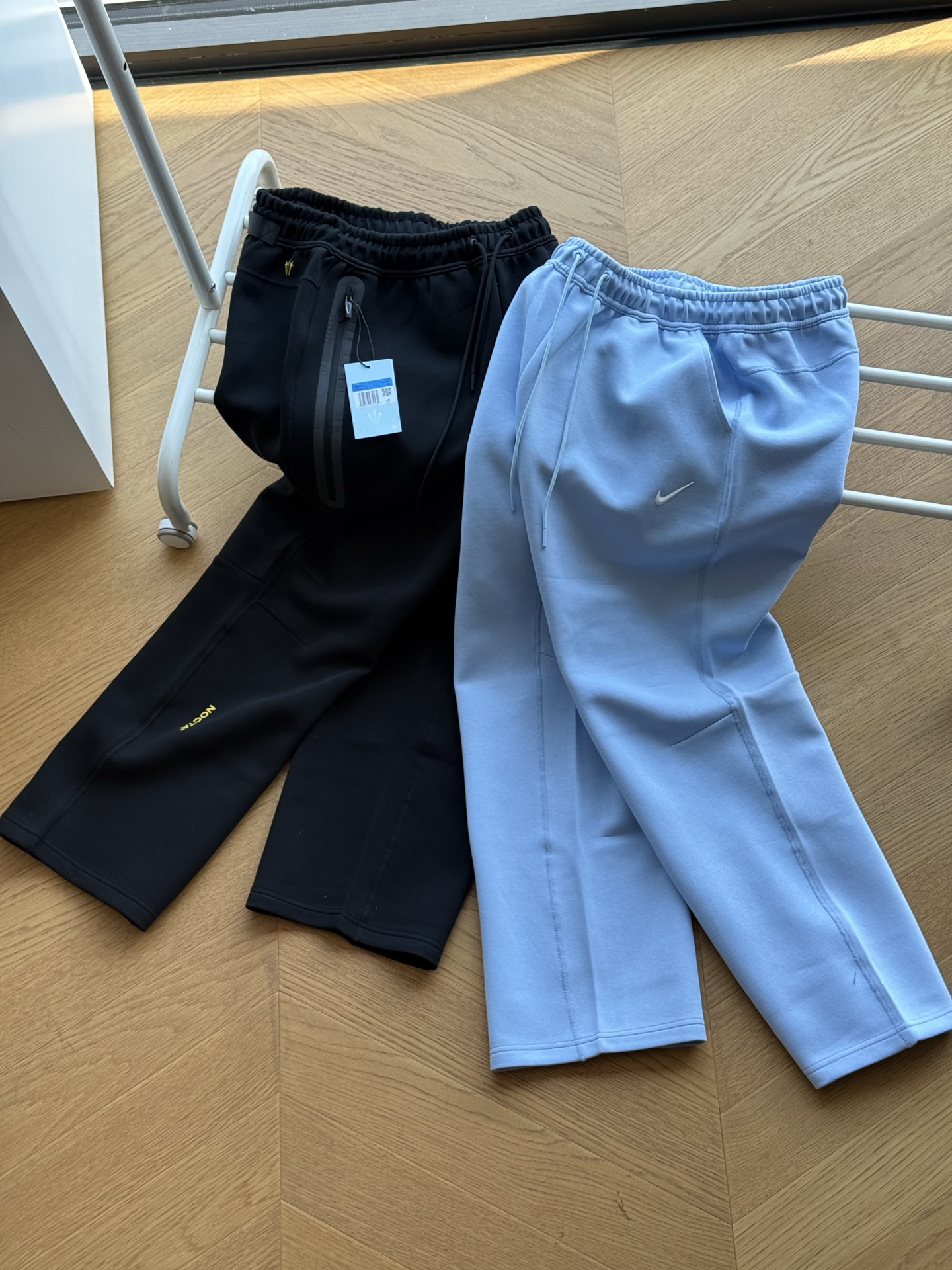 裤子供💰200【顶级版本】 🇷🇺Nike x Drake 联名款 NOCTA系列 Tech Fleece Logo印花 太空棉卫裤🇷🇺男女同款 

黑色 蓝色 
S~xl

🌘全网最顶最正版本，原版同克重空气棉面料，耗时3个月打造，区别通货，整衣四针六线，原版1：1复刻，全套原版三标齐全

裤子尺码表：
S:裤长100 腰围78 臀围110
M:裤长102 腰围82 臀围114
L:裤长104 腰围86 臀围118
xl:裤长106 腰围90 臀围122