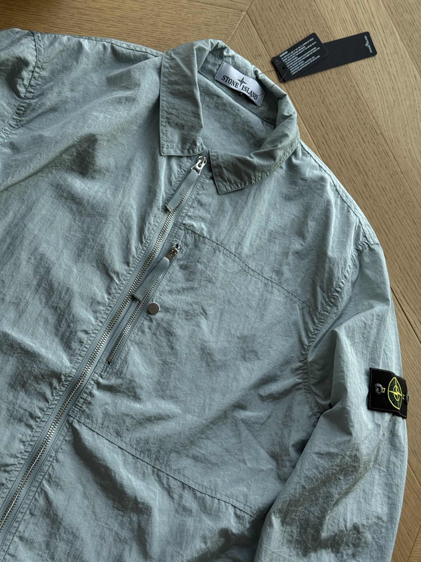 💰155
🇷🇺STONE ISLAND石头岛 SS25 Nylon Metal 金属尼龙系列 纯色徽标贴片翻领单口袋拉链长袖夹克外套🇷🇺

黑色 湖水蓝
M~xxl 

🌘LanPo重金属上下双拉头拉链！
原版开发 所有细节全部还原 高水准 
独特的设计 经典罗盘徽章立体感十足面料更是一绝穿起来超舒服不管搭T恤走休闲风还是配衬衫打造成熟范都轻松拿捏时尚感上身效果修身

尺码标： 175 120穿m
M胸围114  衣长72 肩宽47
L胸围118 衣长74  肩宽48.5
XL胸围122  衣长76  肩宽49.5
2XL胸围126衣长78 肩宽50.5