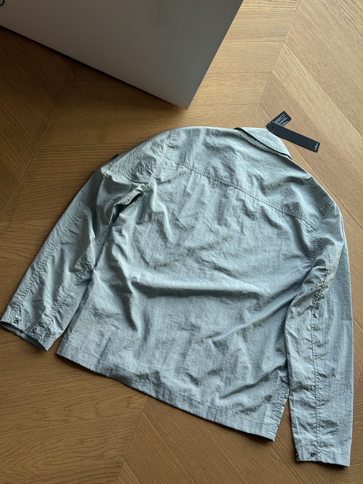 💰155
🇷🇺STONE ISLAND石头岛 SS25 Nylon Metal 金属尼龙系列 纯色徽标贴片翻领单口袋拉链长袖夹克外套🇷🇺

黑色 湖水蓝
M~xxl 

🌘LanPo重金属上下双拉头拉链！
原版开发 所有细节全部还原 高水准 
独特的设计 经典罗盘徽章立体感十足面料更是一绝穿起来超舒服不管搭T恤走休闲风还是配衬衫打造成熟范都轻松拿捏时尚感上身效果修身

尺码标： 175 120穿m
M胸围114  衣长72 肩宽47
L胸围118 衣长74  肩宽48.5
XL胸围122  衣长76  肩宽49.5
2XL胸围126衣长78 肩宽50.5