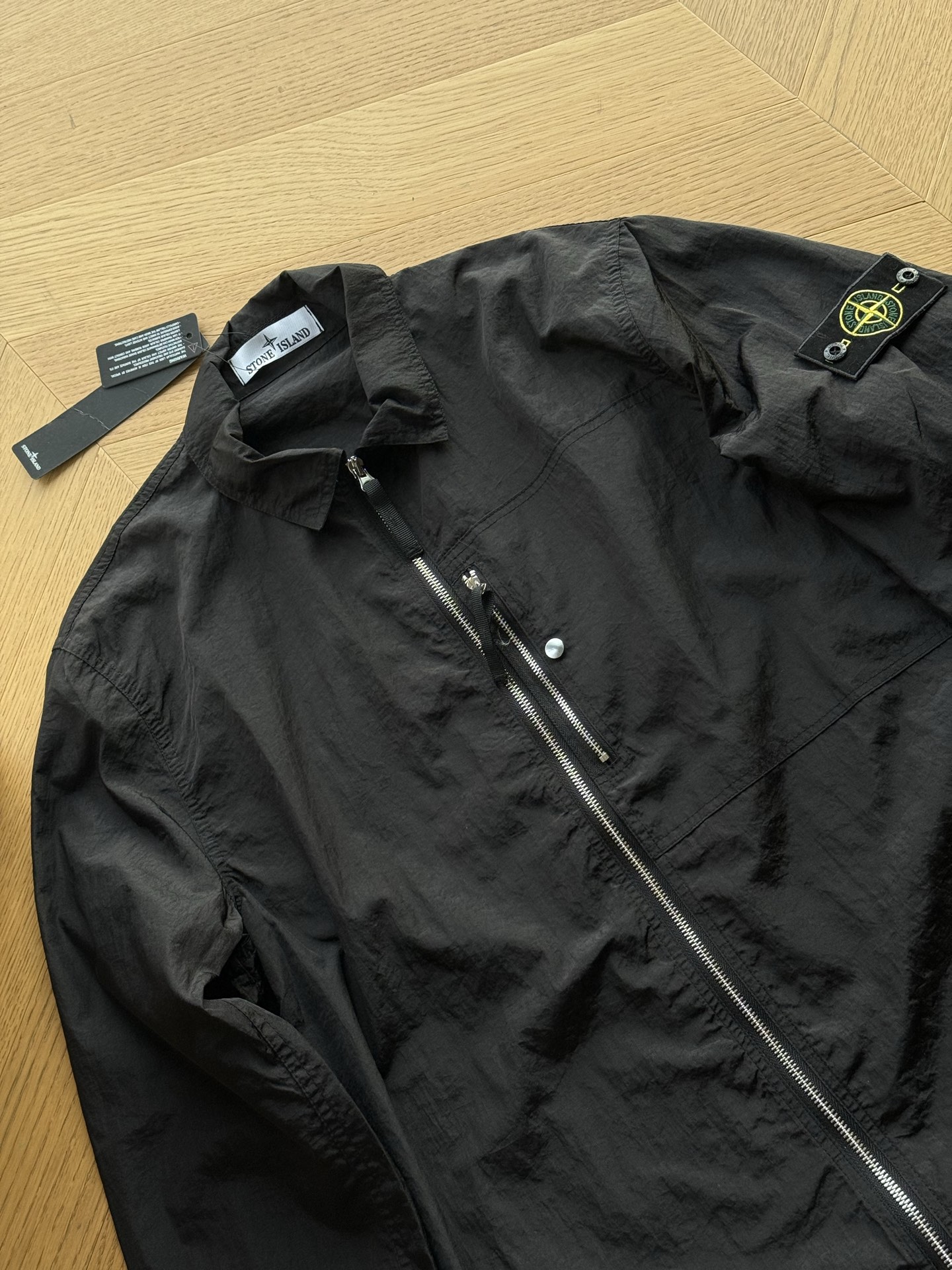 💰155
🇷🇺STONE ISLAND石头岛 SS25 Nylon Metal 金属尼龙系列 纯色徽标贴片翻领单口袋拉链长袖夹克外套🇷🇺

黑色 湖水蓝
M~xxl 

🌘LanPo重金属上下双拉头拉链！
原版开发 所有细节全部还原 高水准 
独特的设计 经典罗盘徽章立体感十足面料更是一绝穿起来超舒服不管搭T恤走休闲风还是配衬衫打造成熟范都轻松拿捏时尚感上身效果修身

尺码标： 175 120穿m
M胸围114  衣长72 肩宽47
L胸围118 衣长74  肩宽48.5
XL胸围122  衣长76  肩宽49.5
2XL胸围126衣长78 肩宽50.5