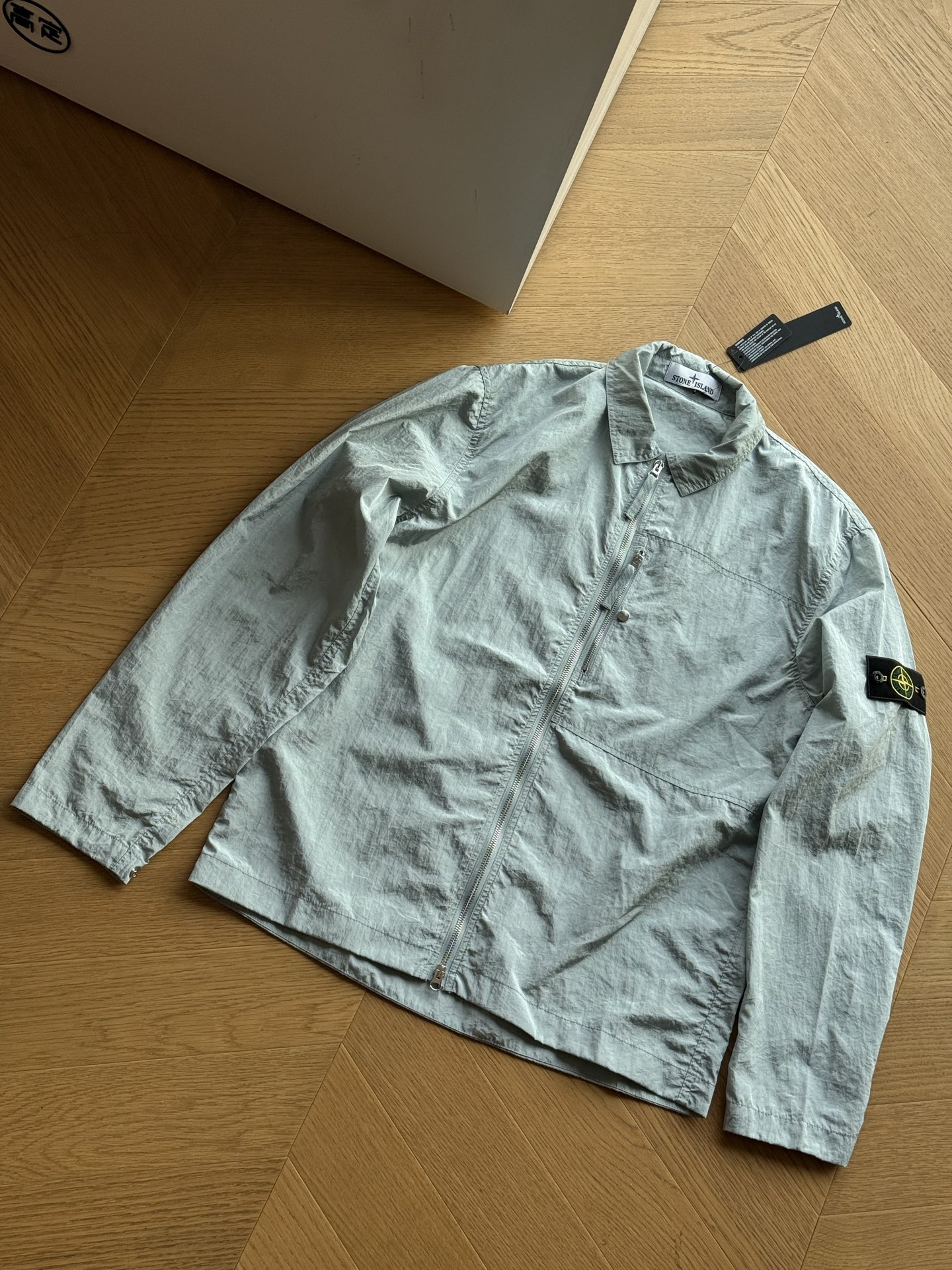 💰155
🇷🇺STONE ISLAND石头岛 SS25 Nylon Metal 金属尼龙系列 纯色徽标贴片翻领单口袋拉链长袖夹克外套🇷🇺

黑色 湖水蓝
M~xxl 

🌘LanPo重金属上下双拉头拉链！
原版开发 所有细节全部还原 高水准 
独特的设计 经典罗盘徽章立体感十足面料更是一绝穿起来超舒服不管搭T恤走休闲风还是配衬衫打造成熟范都轻松拿捏时尚感上身效果修身

尺码标： 175 120穿m
M胸围114  衣长72 肩宽47
L胸围118 衣长74  肩宽48.5
XL胸围122  衣长76  肩宽49.5
2XL胸围126衣长78 肩宽50.5