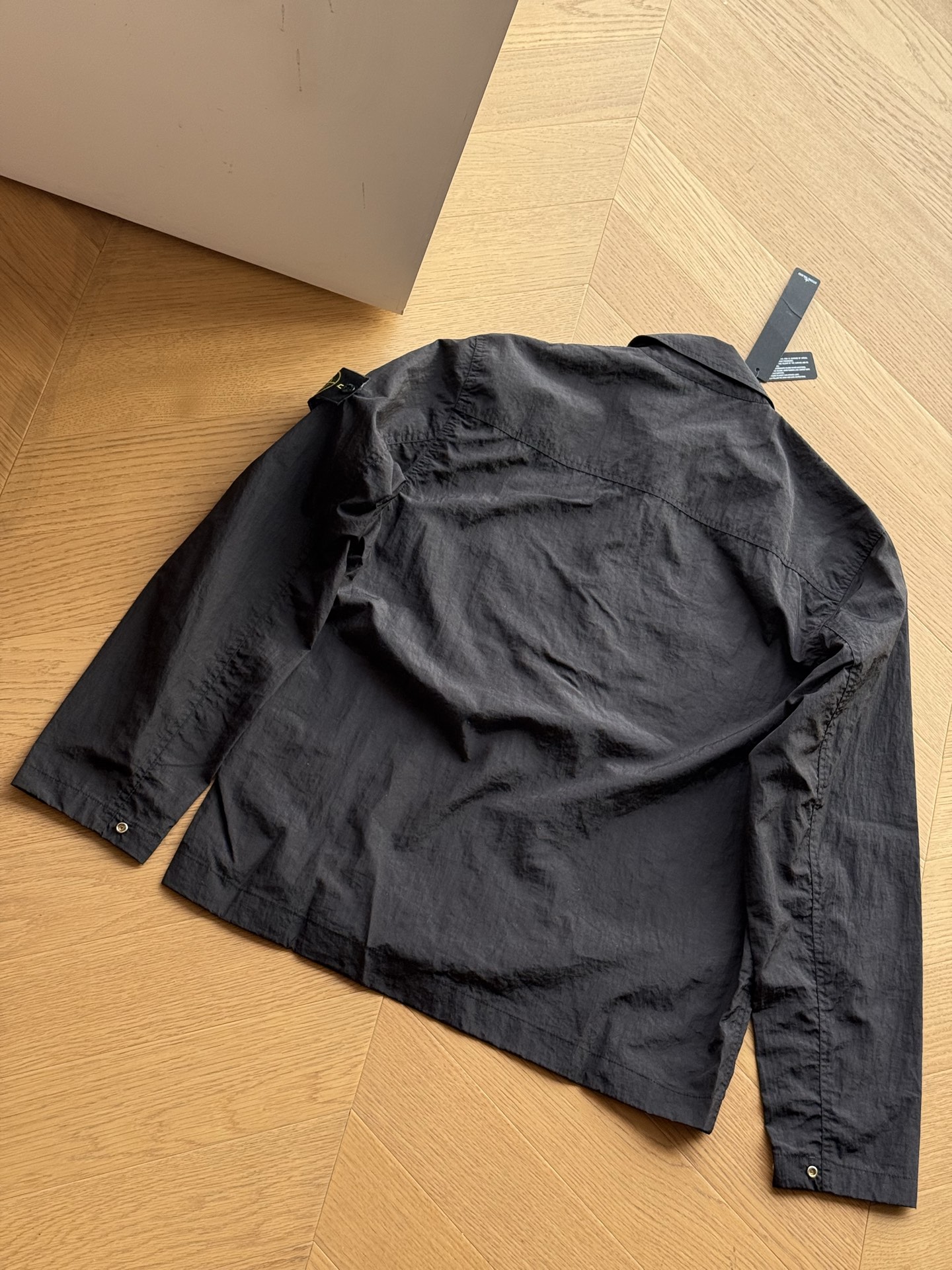 💰155
🇷🇺STONE ISLAND石头岛 SS25 Nylon Metal 金属尼龙系列 纯色徽标贴片翻领单口袋拉链长袖夹克外套🇷🇺

黑色 湖水蓝
M~xxl 

🌘LanPo重金属上下双拉头拉链！
原版开发 所有细节全部还原 高水准 
独特的设计 经典罗盘徽章立体感十足面料更是一绝穿起来超舒服不管搭T恤走休闲风还是配衬衫打造成熟范都轻松拿捏时尚感上身效果修身

尺码标： 175 120穿m
M胸围114  衣长72 肩宽47
L胸围118 衣长74  肩宽48.5
XL胸围122  衣长76  肩宽49.5
2XL胸围126衣长78 肩宽50.5