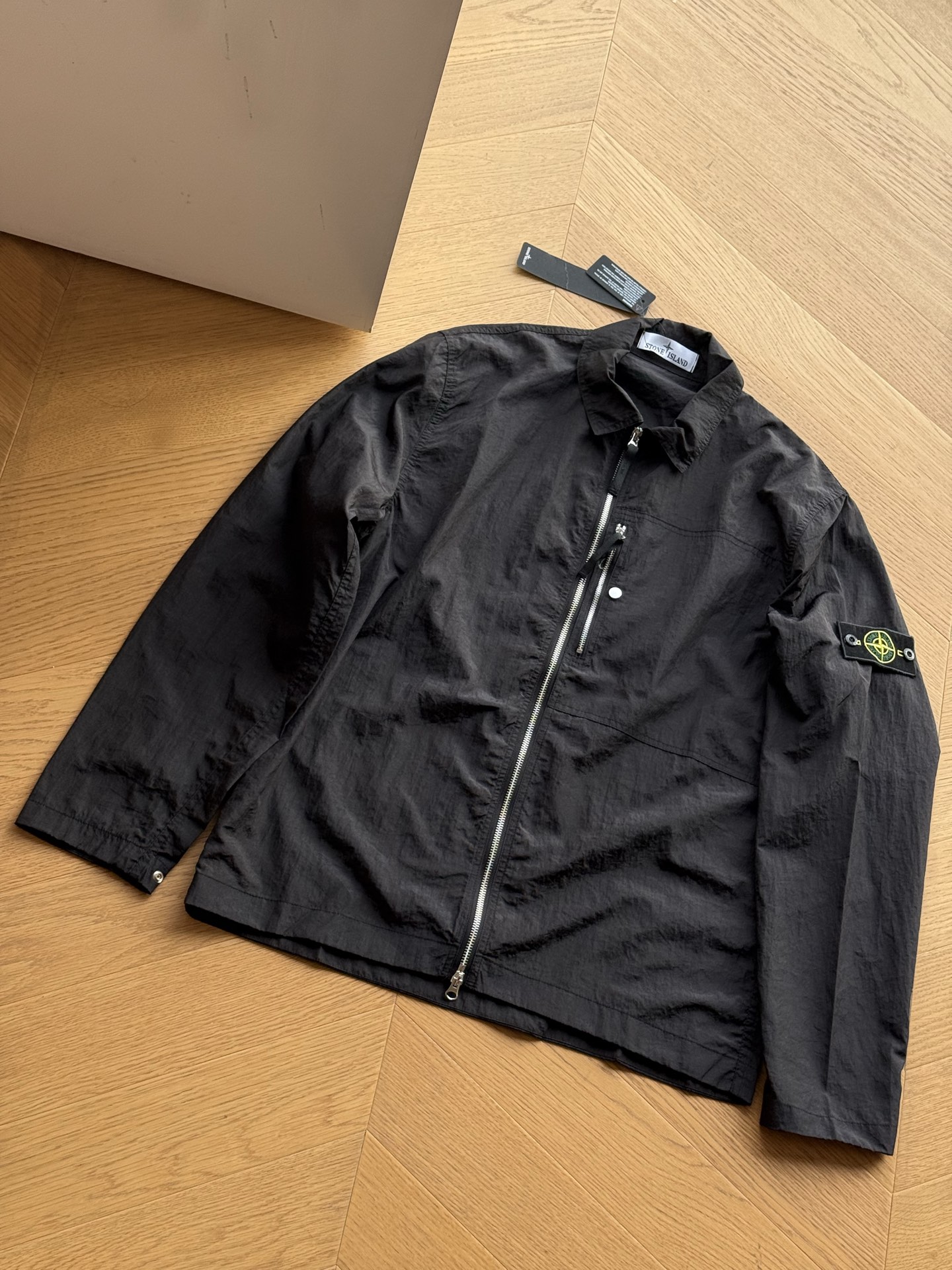 💰155
🇷🇺STONE ISLAND石头岛 SS25 Nylon Metal 金属尼龙系列 纯色徽标贴片翻领单口袋拉链长袖夹克外套🇷🇺

黑色 湖水蓝
M~xxl 

🌘LanPo重金属上下双拉头拉链！
原版开发 所有细节全部还原 高水准 
独特的设计 经典罗盘徽章立体感十足面料更是一绝穿起来超舒服不管搭T恤走休闲风还是配衬衫打造成熟范都轻松拿捏时尚感上身效果修身

尺码标： 175 120穿m
M胸围114  衣长72 肩宽47
L胸围118 衣长74  肩宽48.5
XL胸围122  衣长76  肩宽49.5
2XL胸围126衣长78 肩宽50.5