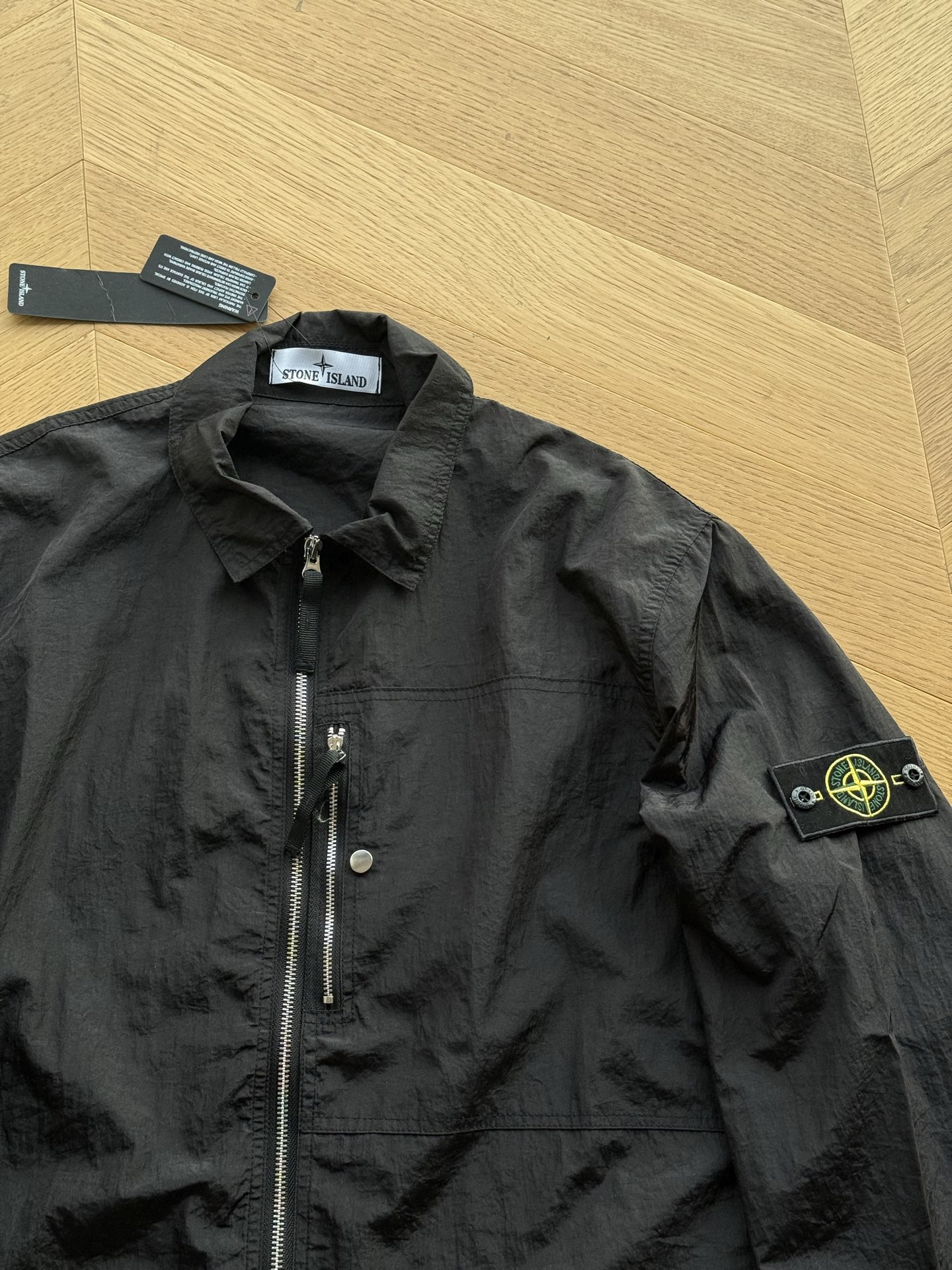 💰155
🇷🇺STONE ISLAND石头岛 SS25 Nylon Metal 金属尼龙系列 纯色徽标贴片翻领单口袋拉链长袖夹克外套🇷🇺

黑色 湖水蓝
M~xxl 

🌘LanPo重金属上下双拉头拉链！
原版开发 所有细节全部还原 高水准 
独特的设计 经典罗盘徽章立体感十足面料更是一绝穿起来超舒服不管搭T恤走休闲风还是配衬衫打造成熟范都轻松拿捏时尚感上身效果修身

尺码标： 175 120穿m
M胸围114  衣长72 肩宽47
L胸围118 衣长74  肩宽48.5
XL胸围122  衣长76  肩宽49.5
2XL胸围126衣长78 肩宽50.5