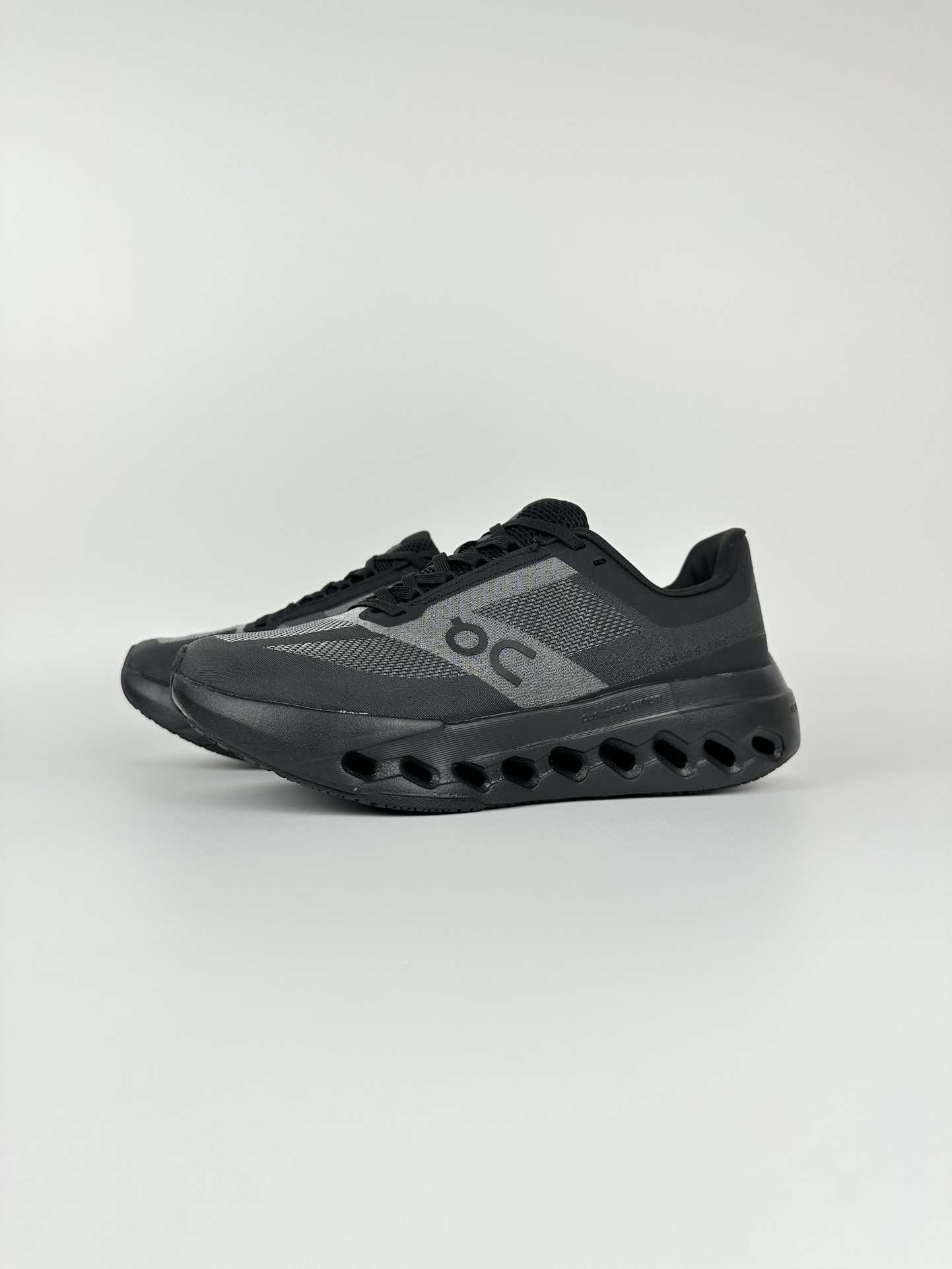 NO:270652,Spot, exclusive autumn and winter new products, company-level high quality On Aopa Cloudsurfer Next new synchronous official website, versatile non-slip, wear-resistant casual and lightweight, cushioned running shoes, original development, zero distance for counter, lightweight and comfortable, unwilling to take off when worn, that's how it is. Size: 36 37 38 39 40 41 42 43 44 45,19860909现货 独家秋冬新品 公司级高品质 On昂跑 Cloudsurfer Next 新款同步官网 百搭防滑耐磨休闲轻便 缓震跑步鞋 原版开发 专柜零距离 轻巧舒适性强 穿上不舍得脱 就是这样嗨. 尺码Size:36 37 38 39 40 41 42 43 44 45,,Men's shoes