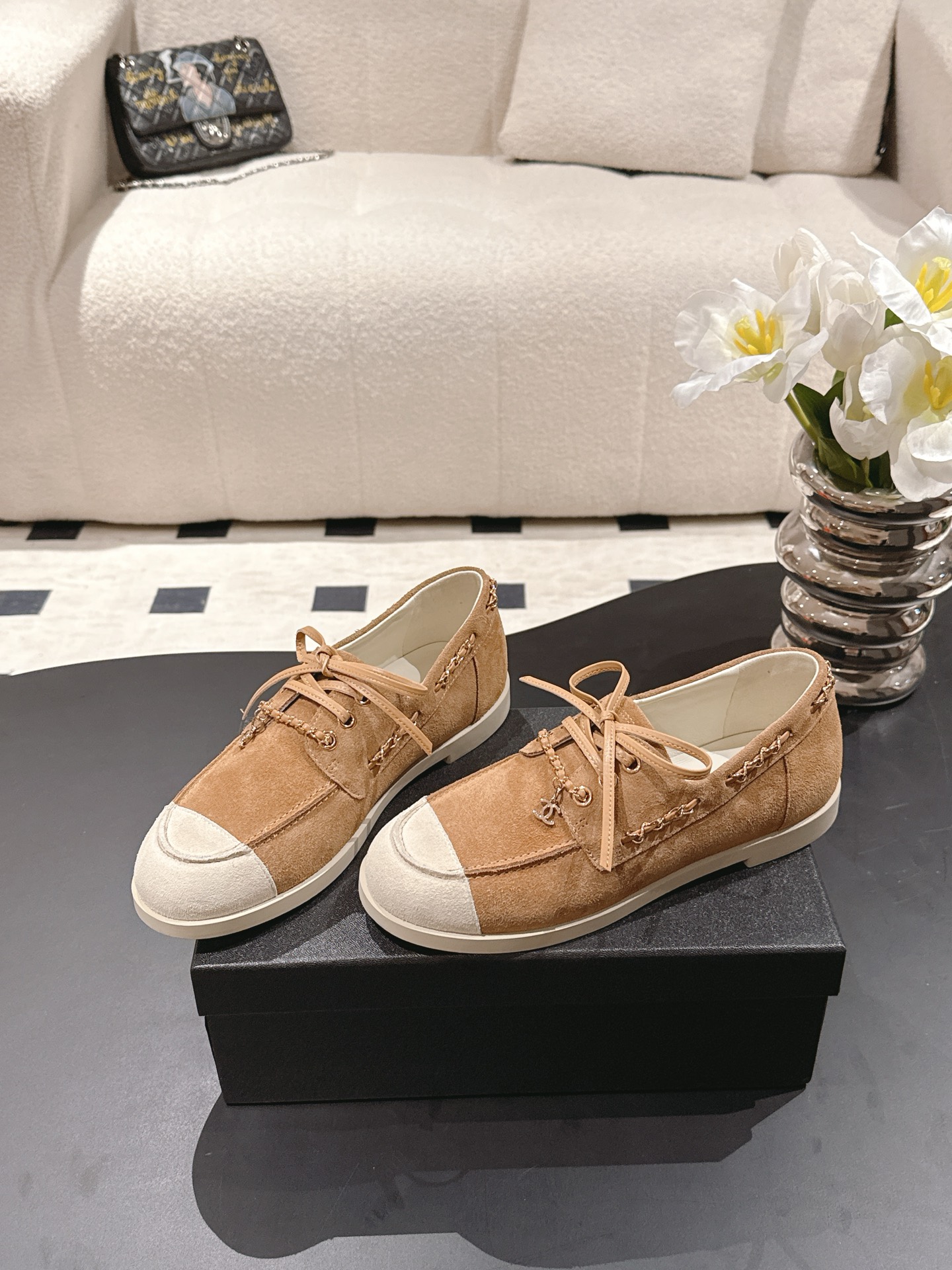 NO:615959,-[*] -[] -[-] Customized and non-refundable - top-quality Chanel 26C early spring new color-blocked suede loafers. The soles are super soft and extremely comfortable. My feet don’t hurt when I walk thousands of steps. Xiaoxiang’s pair of flat casual shoes can be said to be the most designed shoes in recent years. The clever choice of leather chain is unique and chic. I fell in love with it at first sight. The suede color-blocked shoes are versatile for daily use.  The most important thing is that they use soft soles. They are super comfortable and easy to wear. You will be surprised when you try them on. It is a rare shoe that combines comfort, style and versatility so well. Cow suede upper, sheepskin lining, molded wear-resistant raw rubber outsole Size35-41 (41 customized non-refundable), casual shoes/sports shoes, chanel, chanel, loafers, sneakers, sheepskin, chamois leather19860909-【*】 -【】 -【-】定制不退换 ——顶级货 Chanel 香奈儿26C早春新款拼色麂皮乐福鞋 鞋底超软 无比舒适的豆豆鞋 日行万步脚不疼 小香这双平底休闲鞋 可以说是这几年最具设计感的鞋子了 巧妙选用皮穿链条个性别致 一眼就爱上 麂皮拼色 日常又百搭 最最主要是选用了柔软的鞋底 超级舒服好穿 只要上脚试穿都会很惊喜 是难得将舒适 洋气 百搭融合得这么好的一款鞋 鞋面牛反绒 内里羊皮 鞋底开模耐磨生胶大底 Size35-41(41定制不退换),休闲鞋/运动鞋,chanel,chanel,loafers,sneakers,sheepskin,chamois leather,Women's Shoes