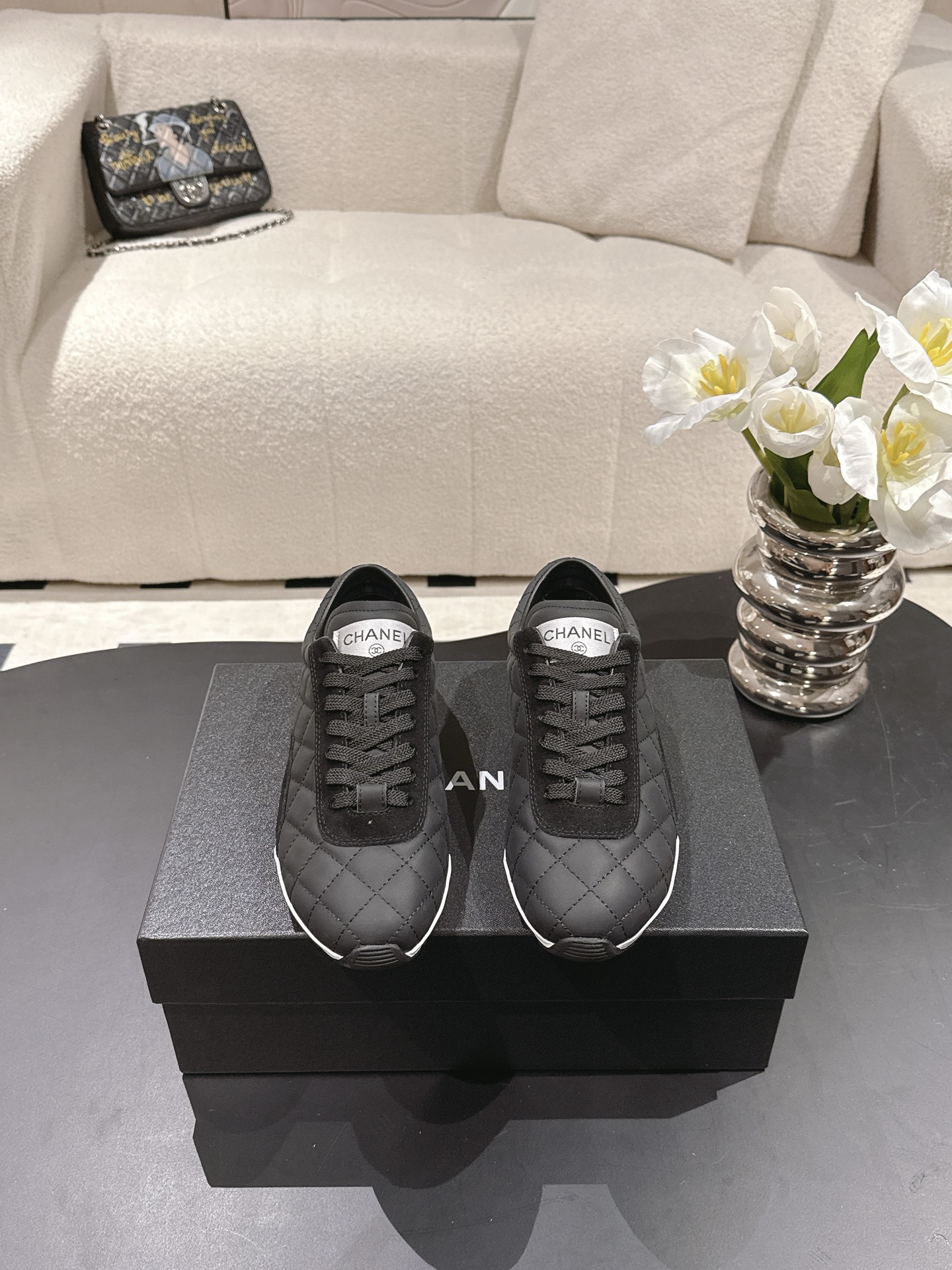 NO:615961,-[*] -[Cloth] [Leather] -[-] Customized and non-returnable - Top quality Chanel Chanel 2025C new diamond sneakers. Ultra-light and comfortable casual shoes. Black and white cowhide. Versatile white shoes. You can’t go wrong with the style. Cow suede down cloth contrasting colors are fresh and full of vitality. The logo embossed on the side is very delicate on the foot. Original customized material for the upper. Original outsole.  Upper cow suede down cloth/black and white full cowhide, lining sheepskin, molded TPU outsole Size: 35-40, casual shoes/sports shoes, chanel, chanel, sneakers, down jacket, cowhide, sheepskin19860909-【*】 -【布面】【皮面】 -【-】定制不退换 ——顶级货 Chanel 香奈儿2025C新款菱格运动鞋 超轻便舒适的一款休闲鞋 黑色白色牛皮款 百搭小白鞋 款式搭配不会出错 牛反绒羽绒布撞色搭配 清新且活力满满 侧面压印logo 上脚很秀气 鞋面原版定制材料 原版大底 鞋面牛反绒羽绒布/黑色白色全牛皮 内里羊皮 鞋底开模TPU大底 Size: 35-40,休闲鞋/运动鞋,chanel,chanel,sneakers,down jacket,cowhide,sheepskin,Women's Shoes